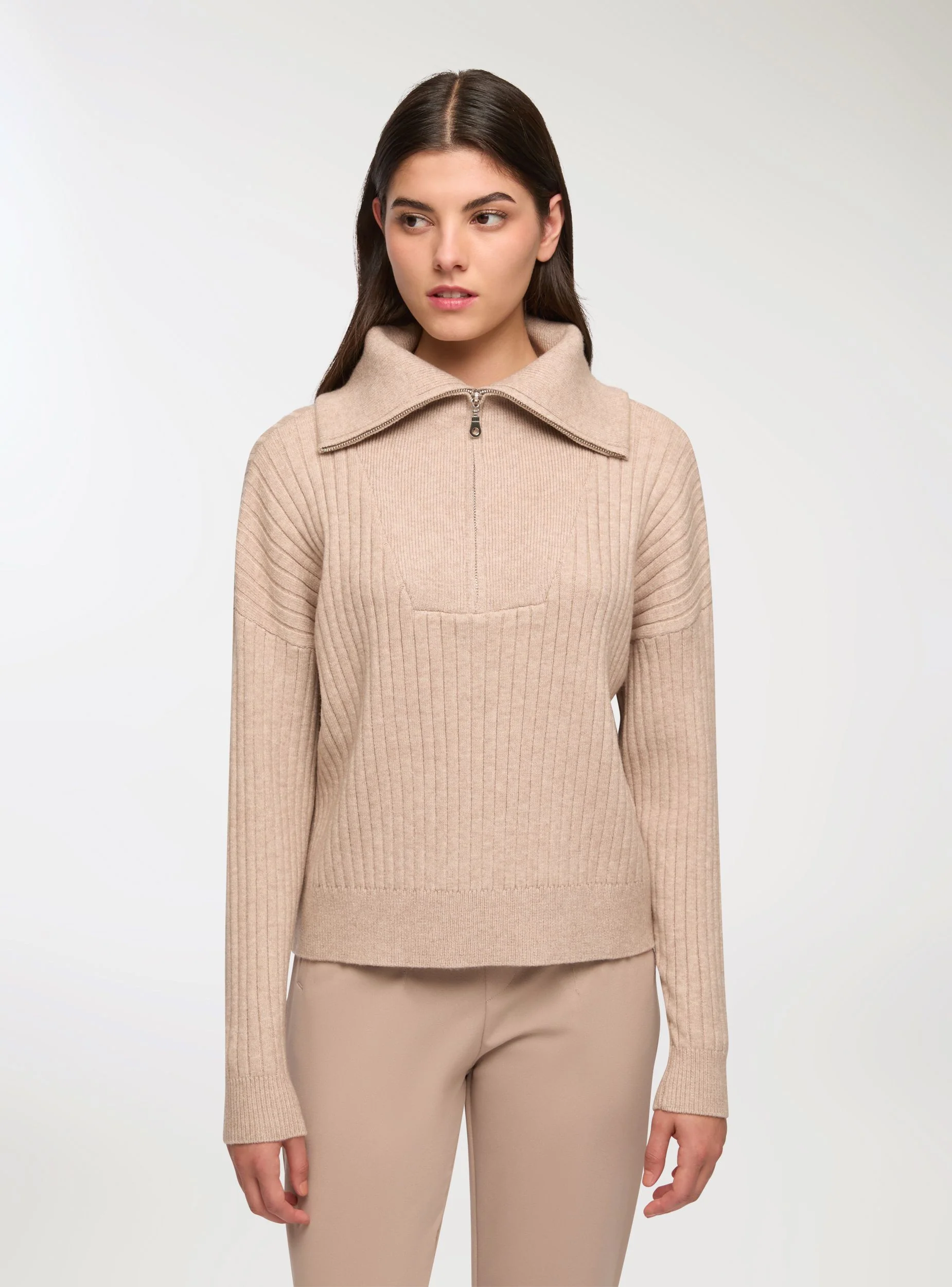 Maglia con zip e collo ampio