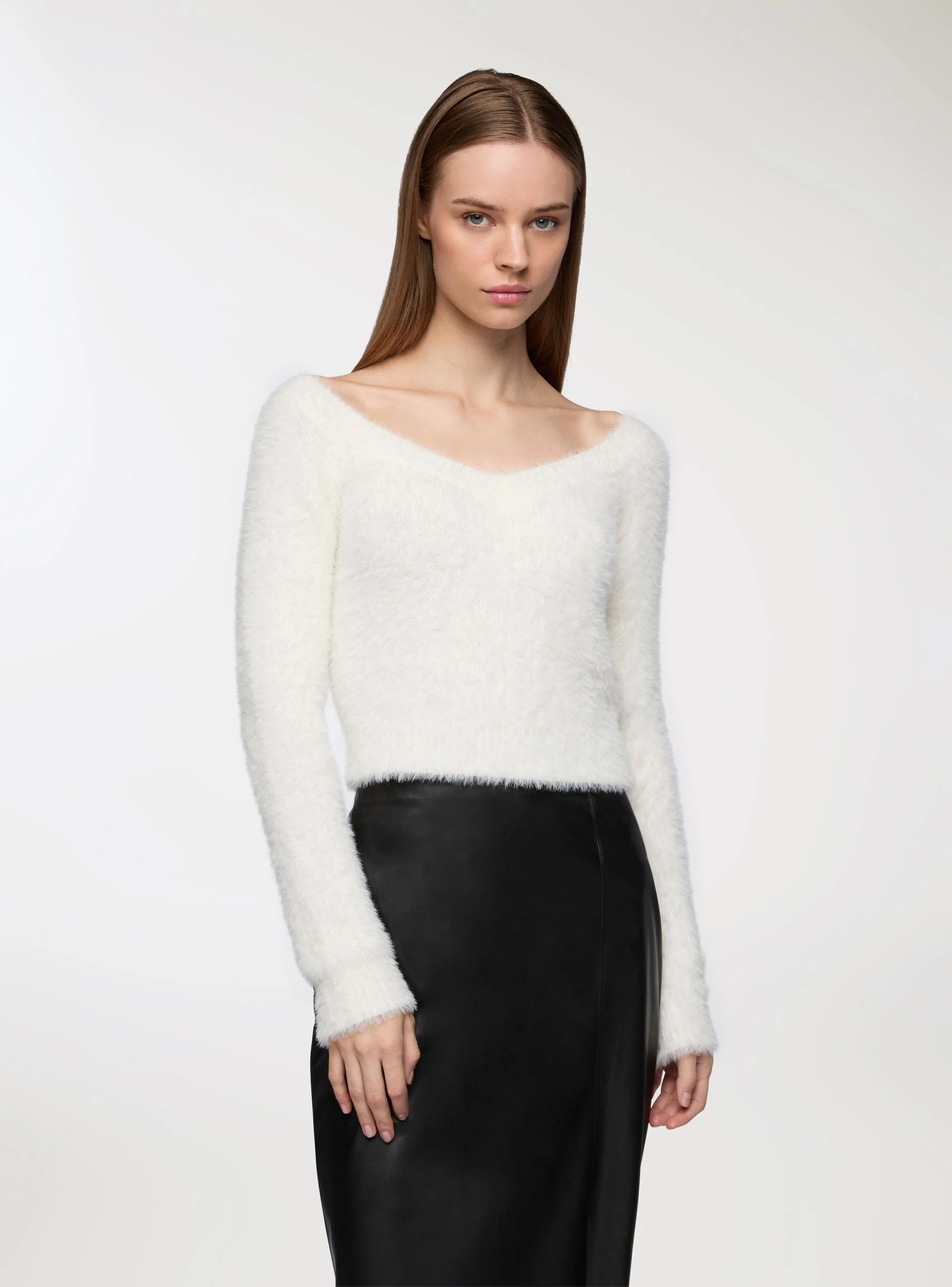 Maglia crop con ampio scollo a V