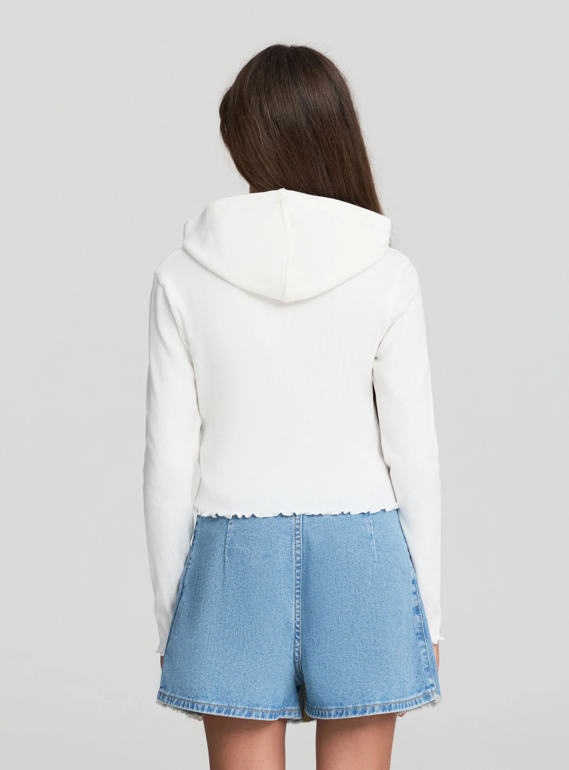 Maglia crop con cappuccio e stampa college - Image 2