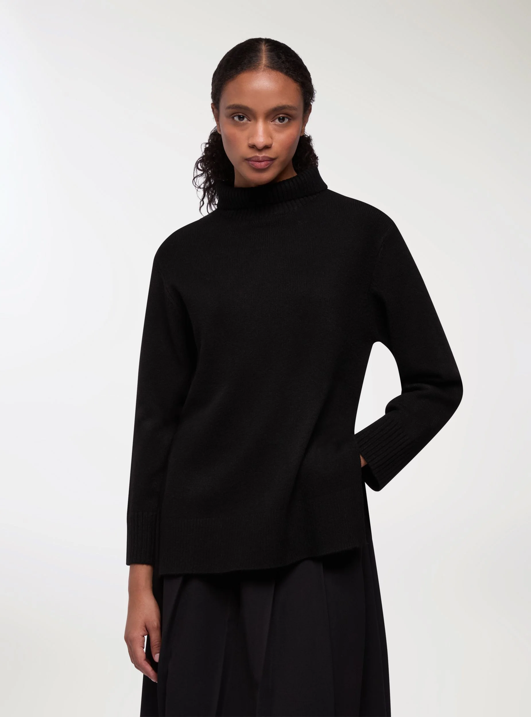 Maglia dolcevita con spacchi laterali