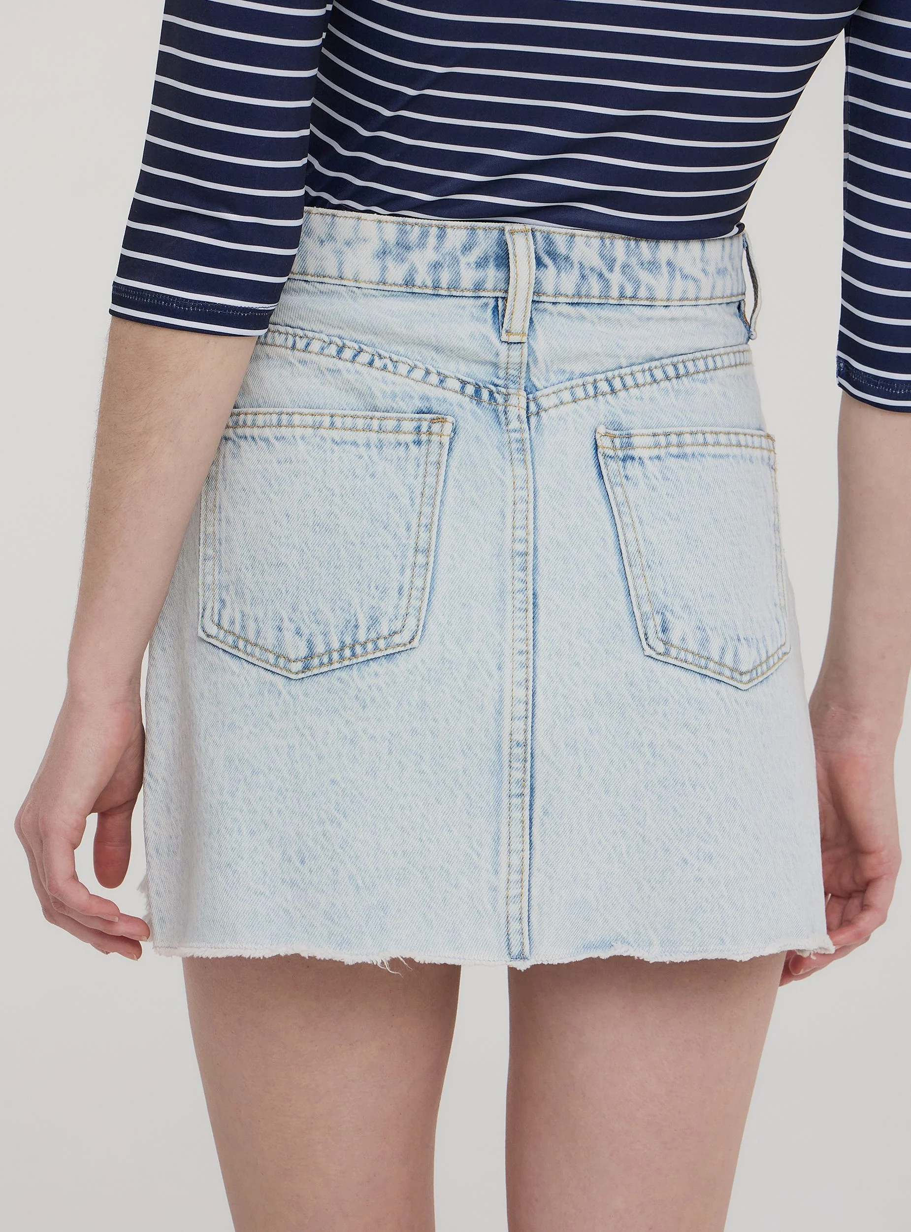 Minigonna in jeans chiaro con strappi - Image 3