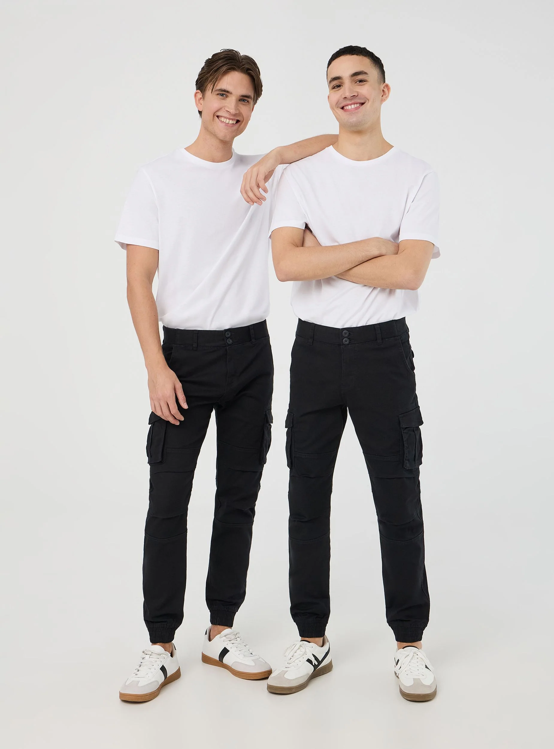 Pack 2 pantaloni cargo con polsini - Image 3
