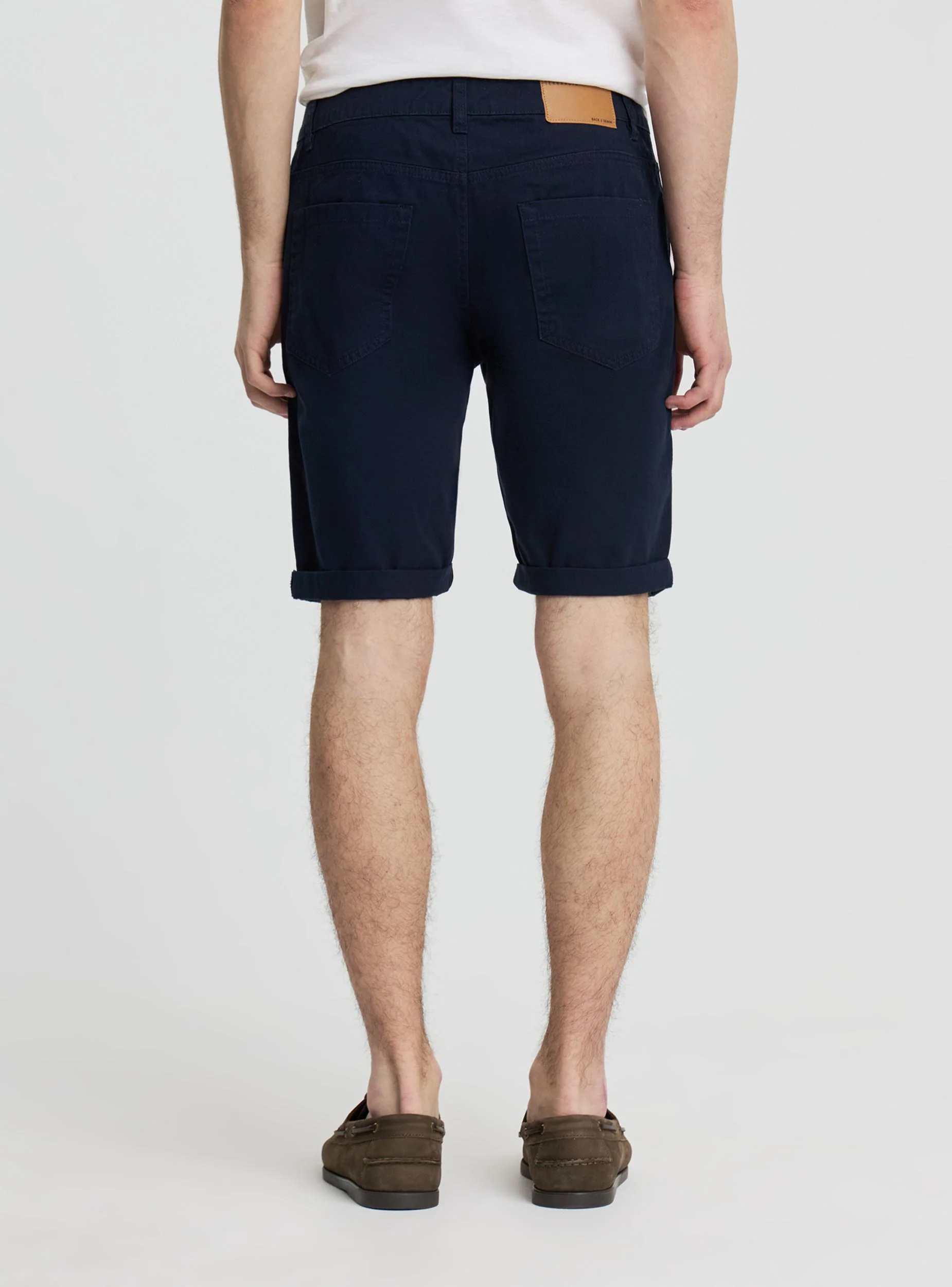 Pantaloncini a 5 tasche con risvolto - Image 3