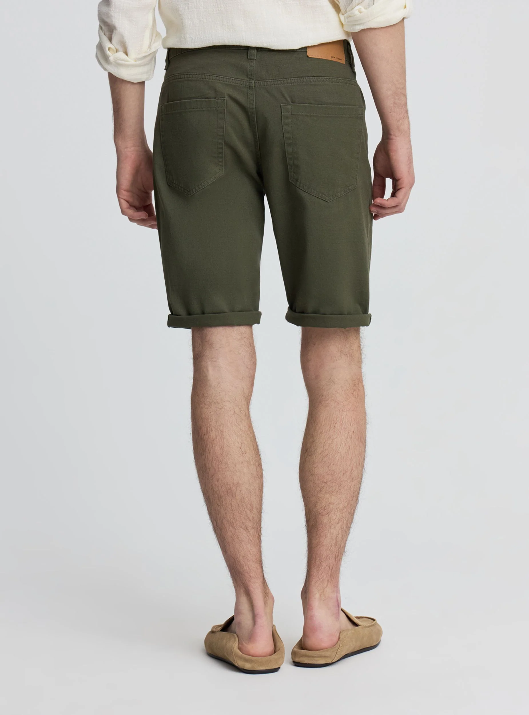 Pantaloncini a 5 tasche con risvolto - Image 2