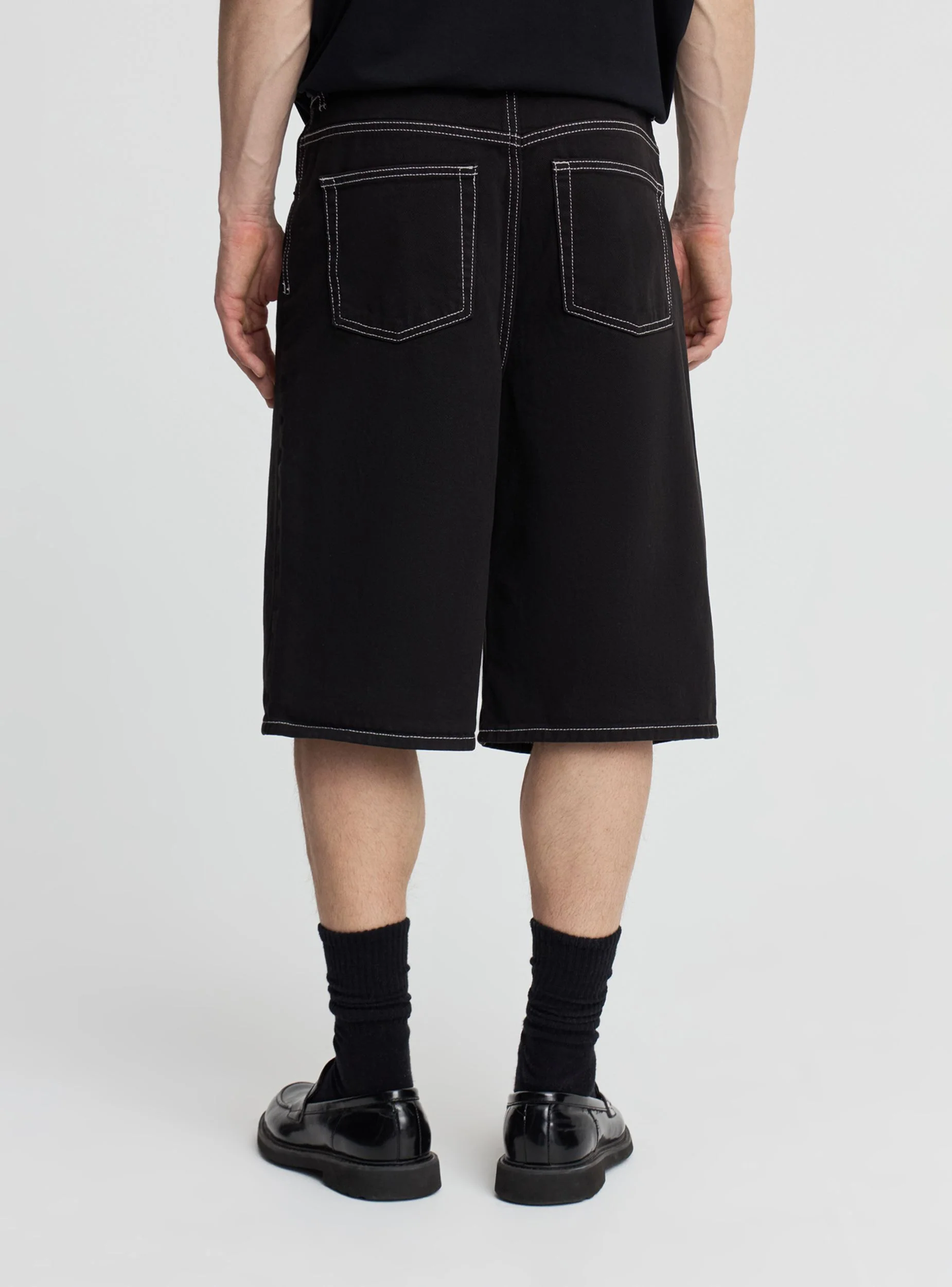 Pantaloncini baggy in denim con cuciture a contrasto