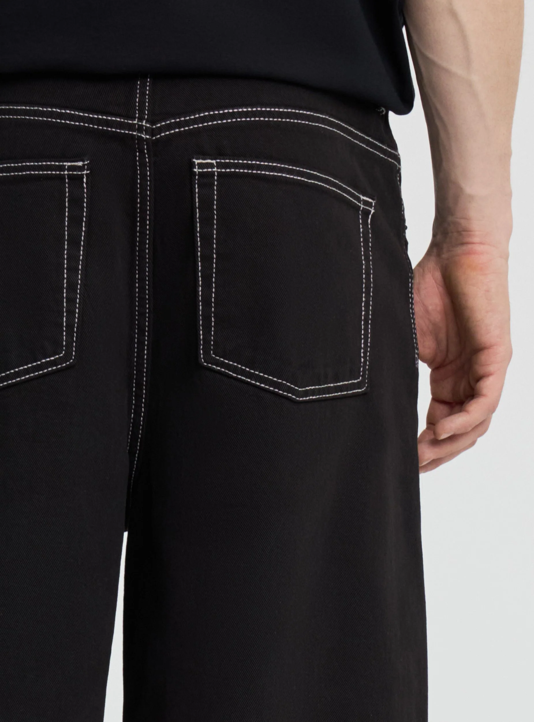 Pantaloncini baggy in denim con cuciture a contrasto - Image 2