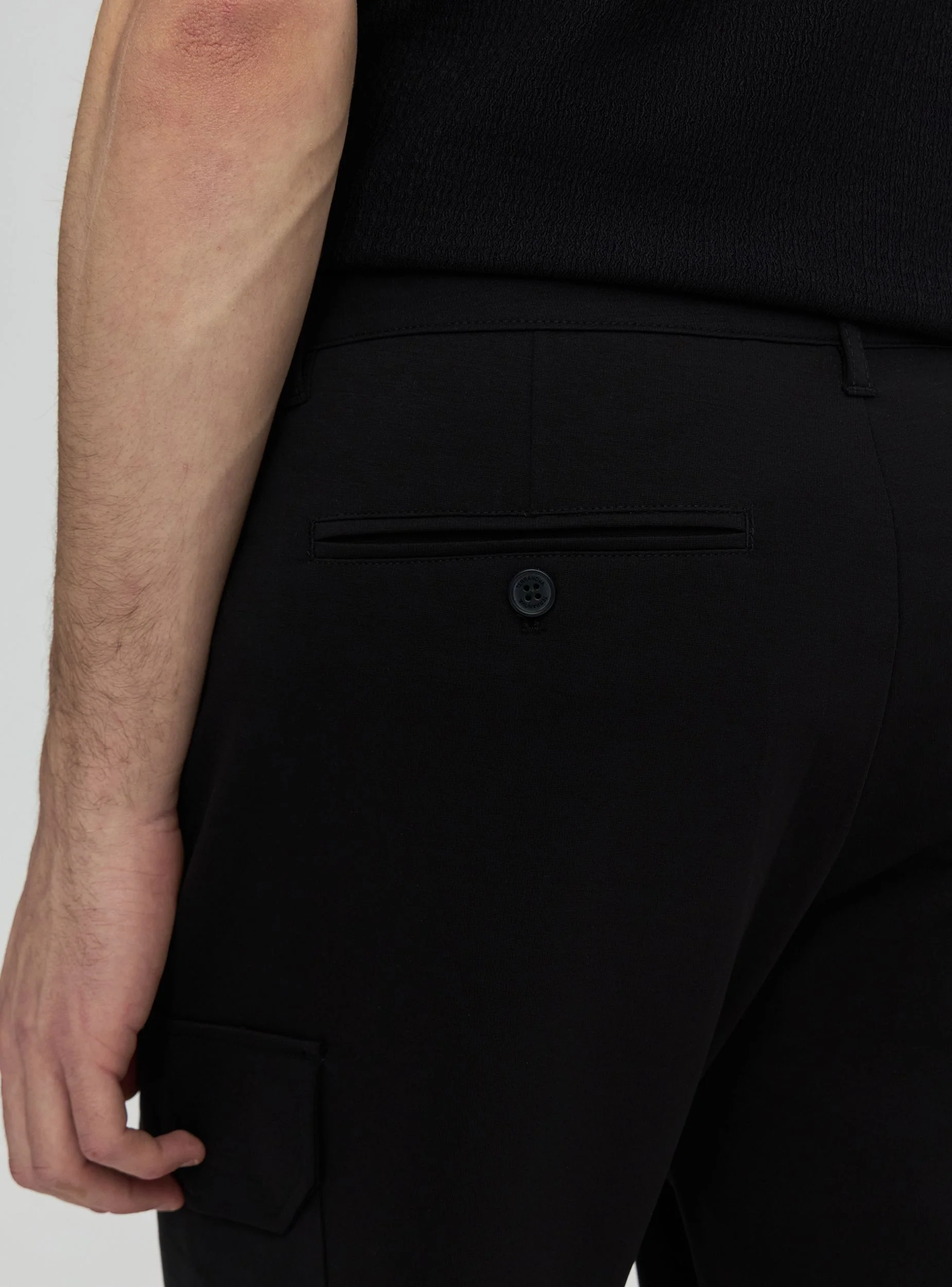 Pantaloncini cargo a tinta unita - Image 4