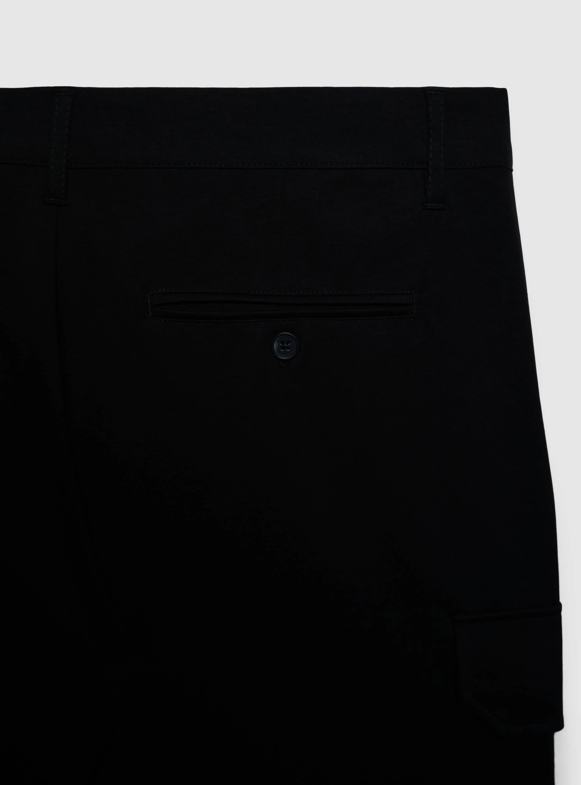 Pantaloncini cargo a tinta unita - Image 7