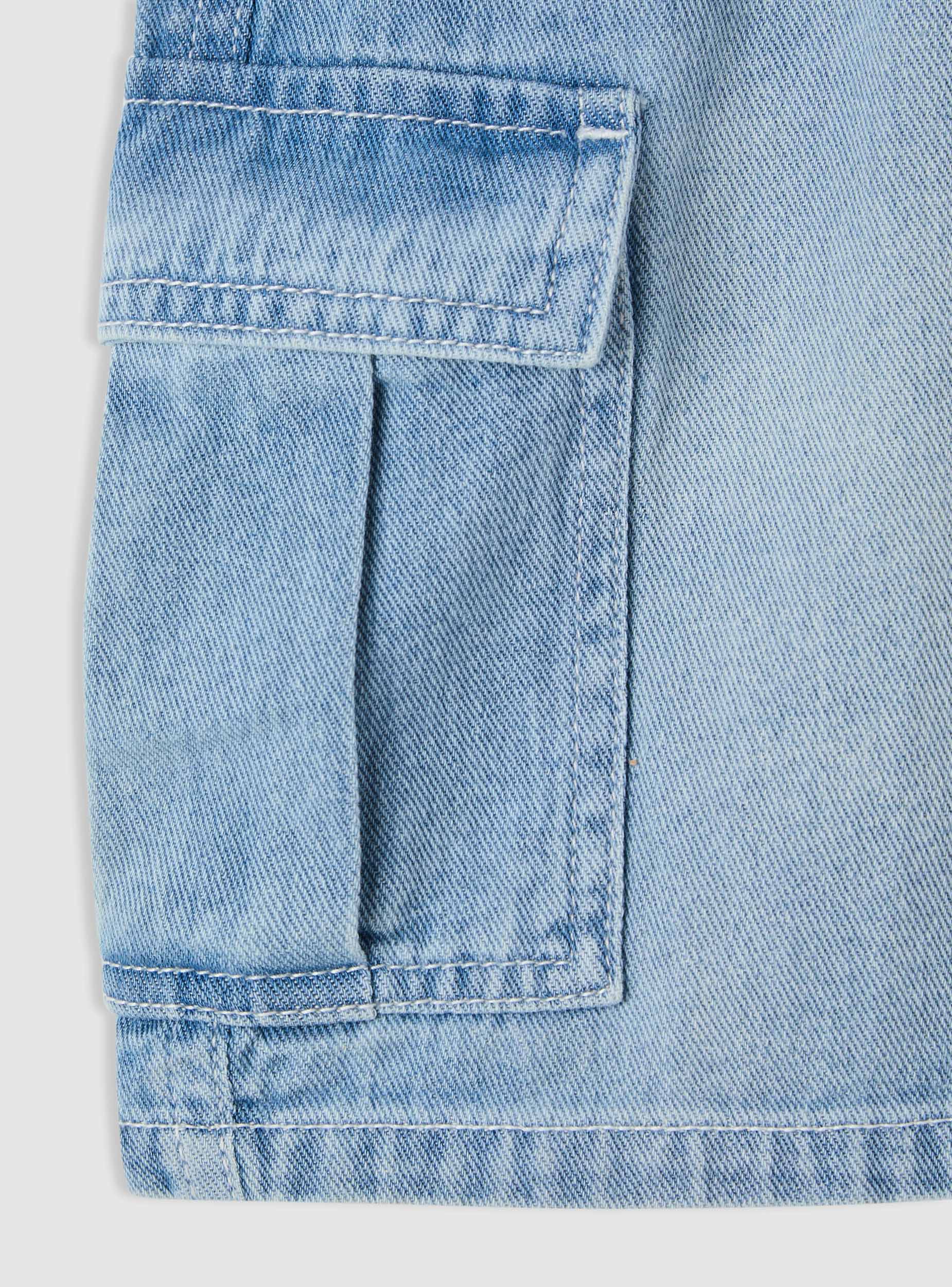 Pantaloncini cargo in denim con coulisse - Image 5