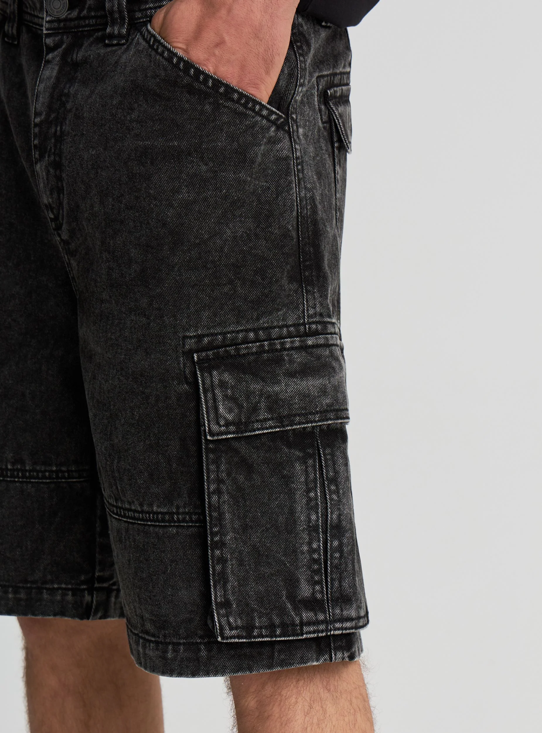 Pantaloncini cargo in denim - Image 2