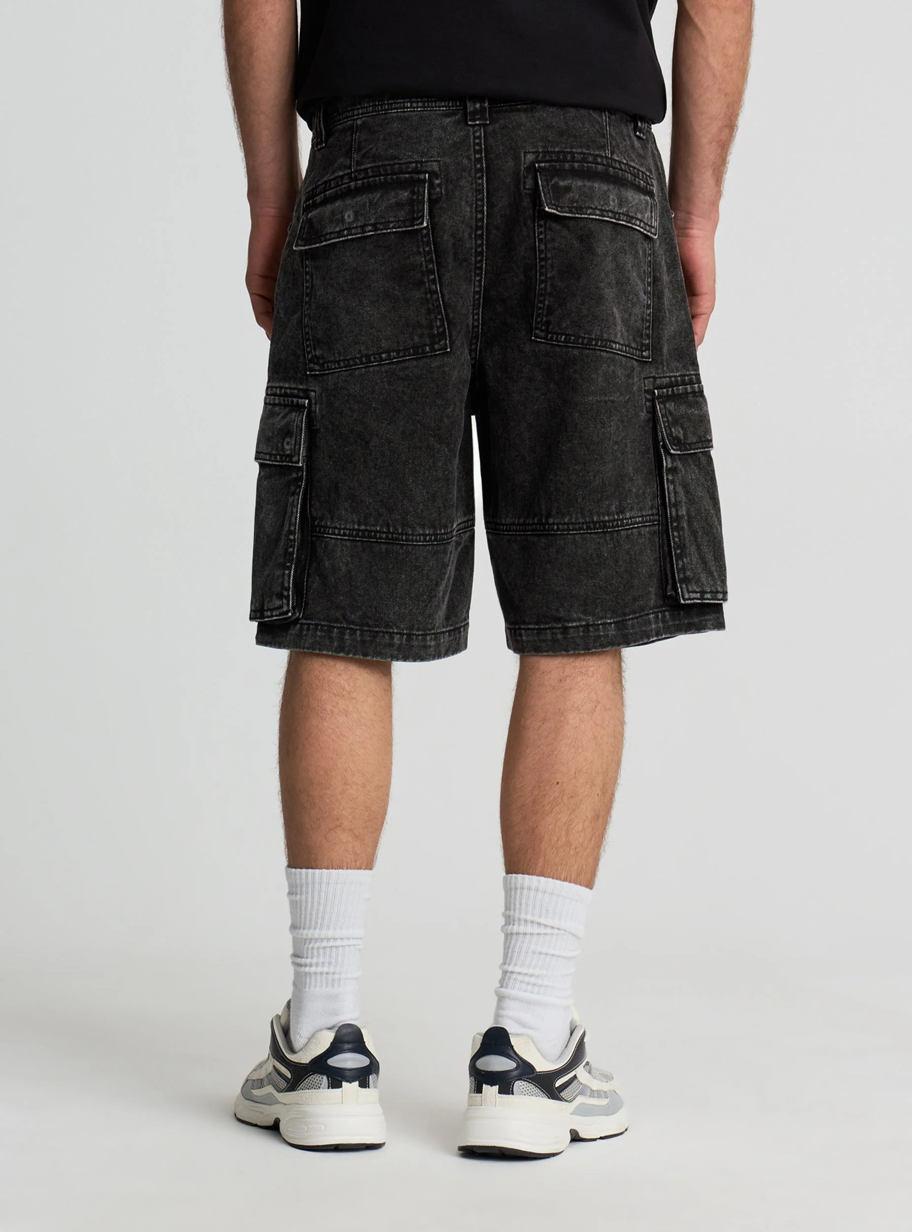 Pantaloncini cargo in denim - Image 4