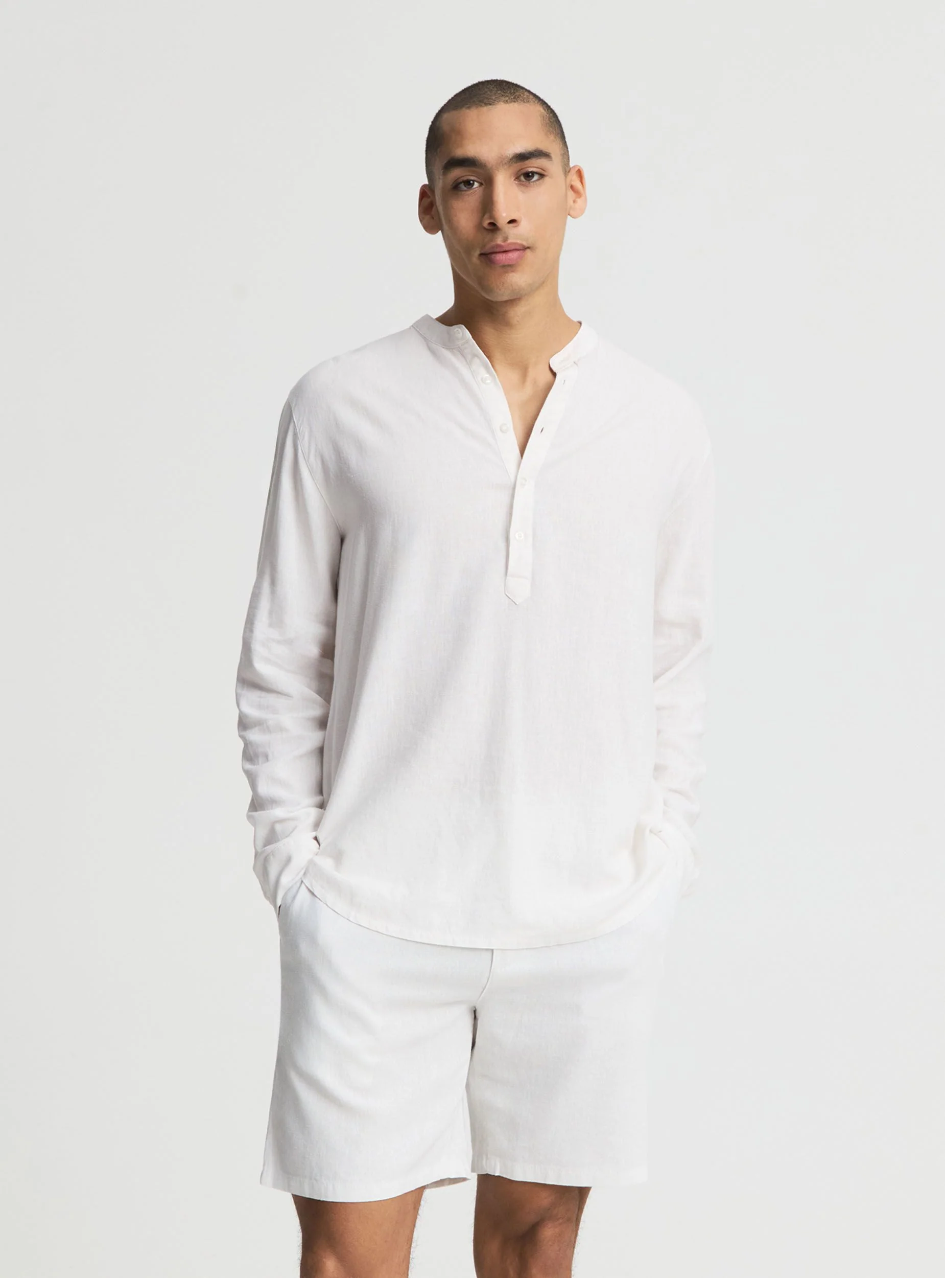 Pantaloncini chino in lino con pinces - Image 4
