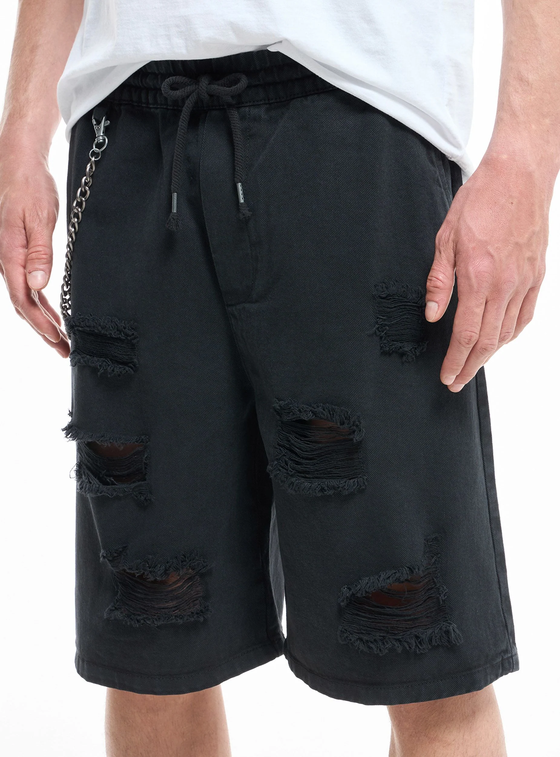 Pantaloncini con strappi e catena - Image 2
