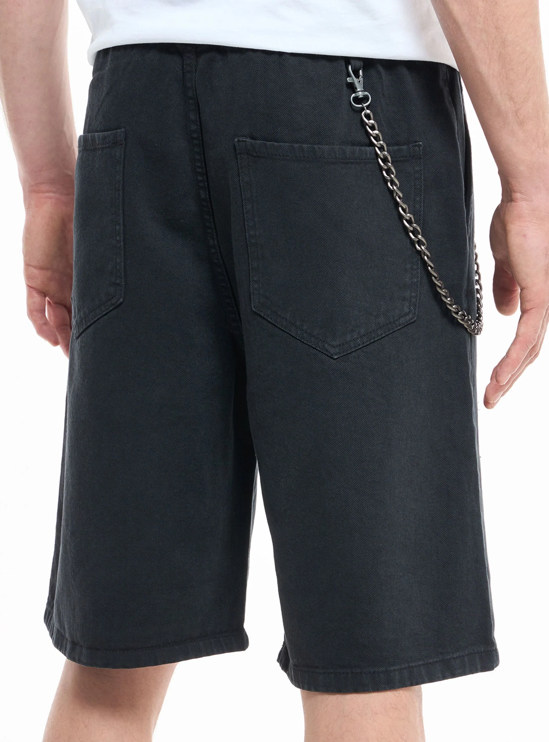 Pantaloncini con strappi e catena - Image 4
