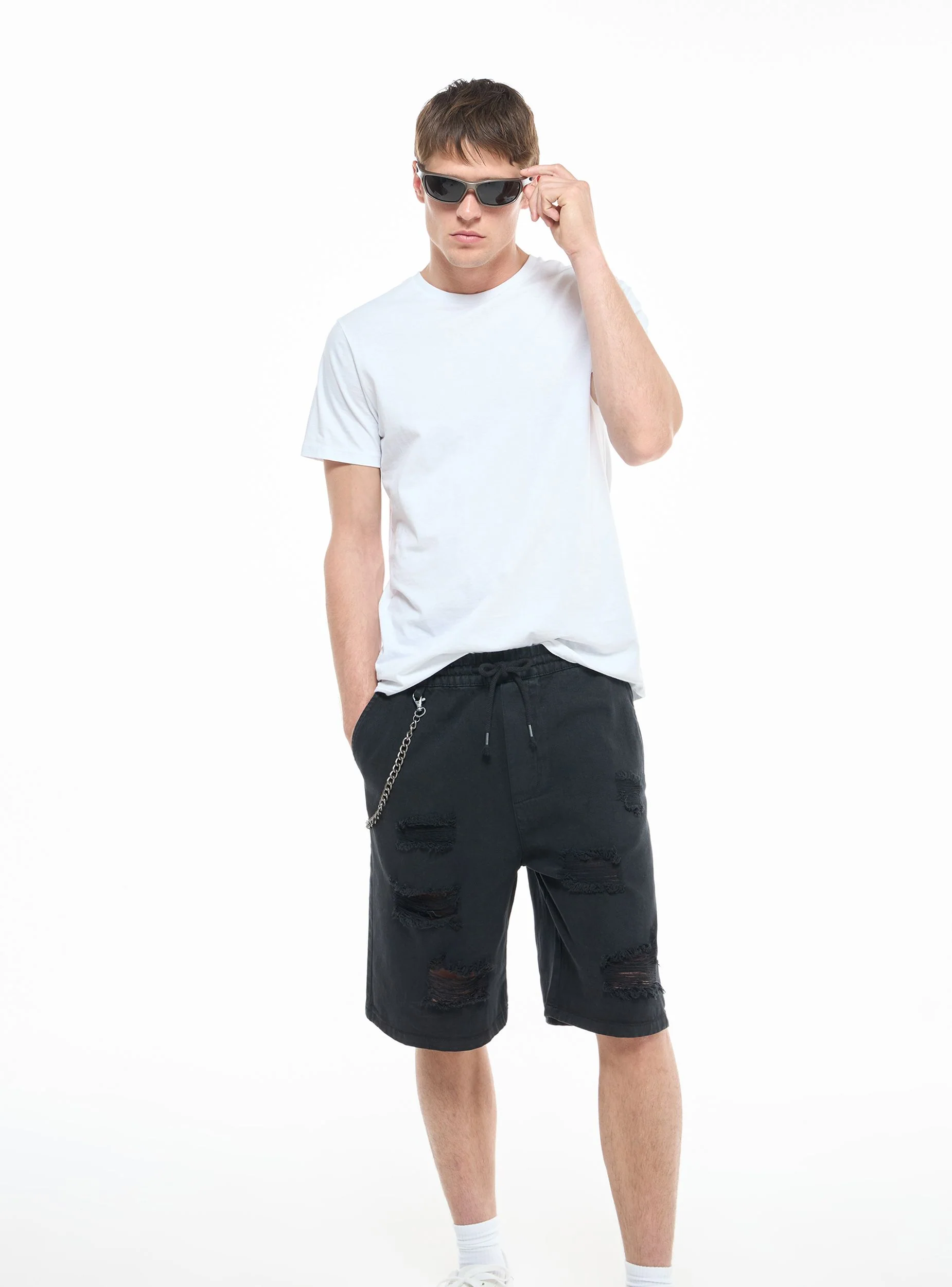 Pantaloncini con strappi e catena - Image 6