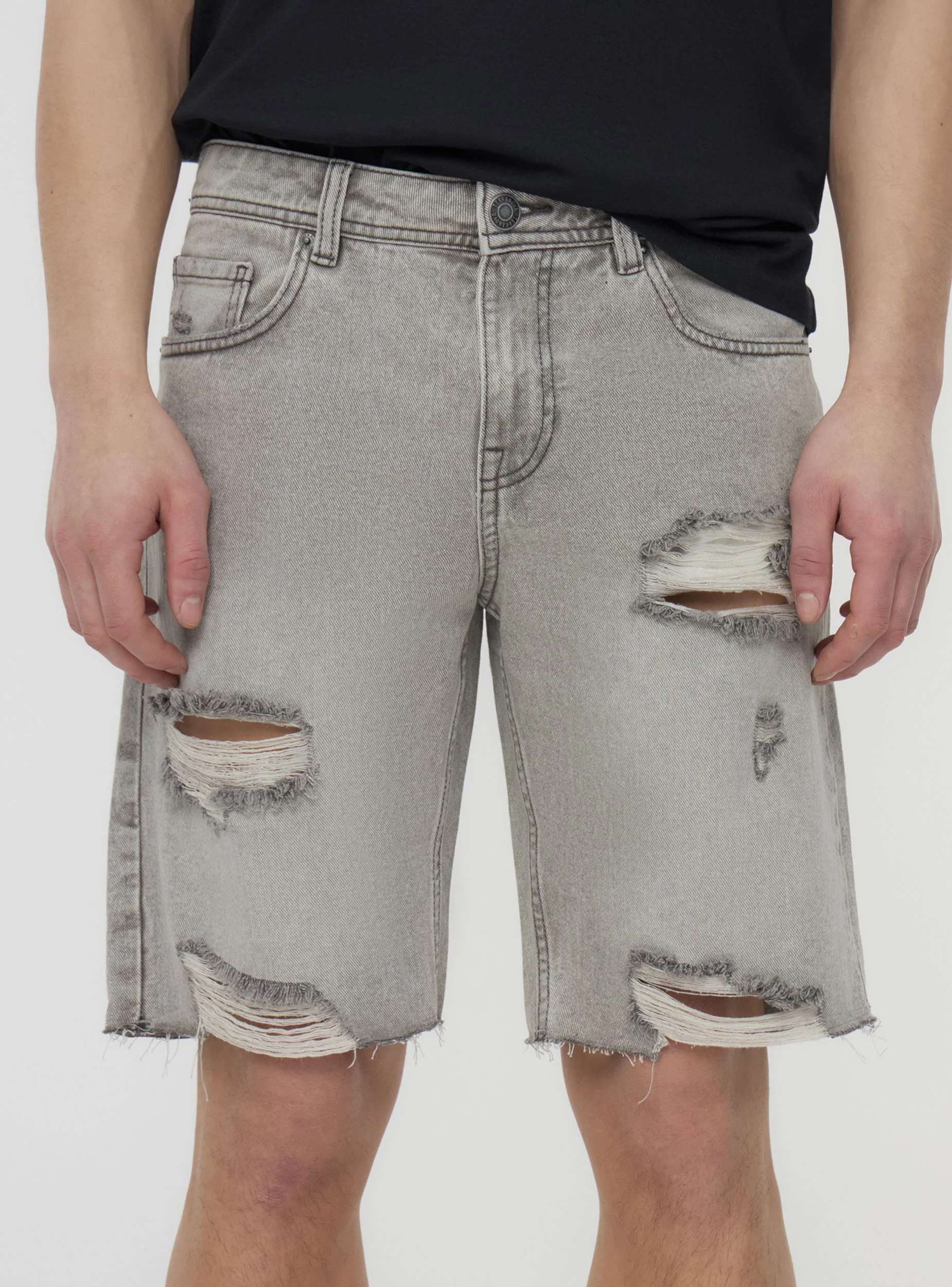 Pantaloncini di jeans con stappi sfrangiati - Image 2
