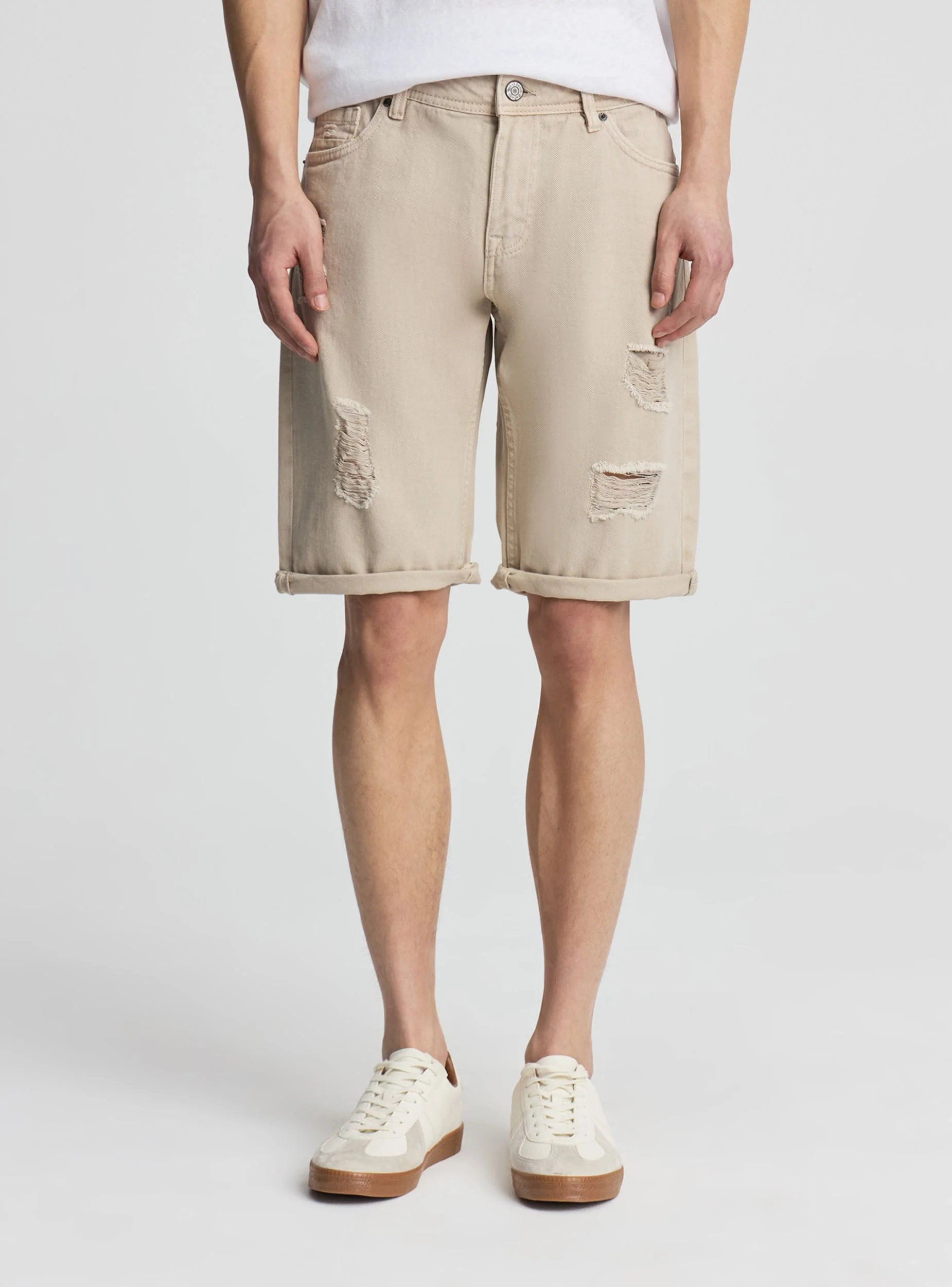 Pantaloncini in denim con strappi - Image 2