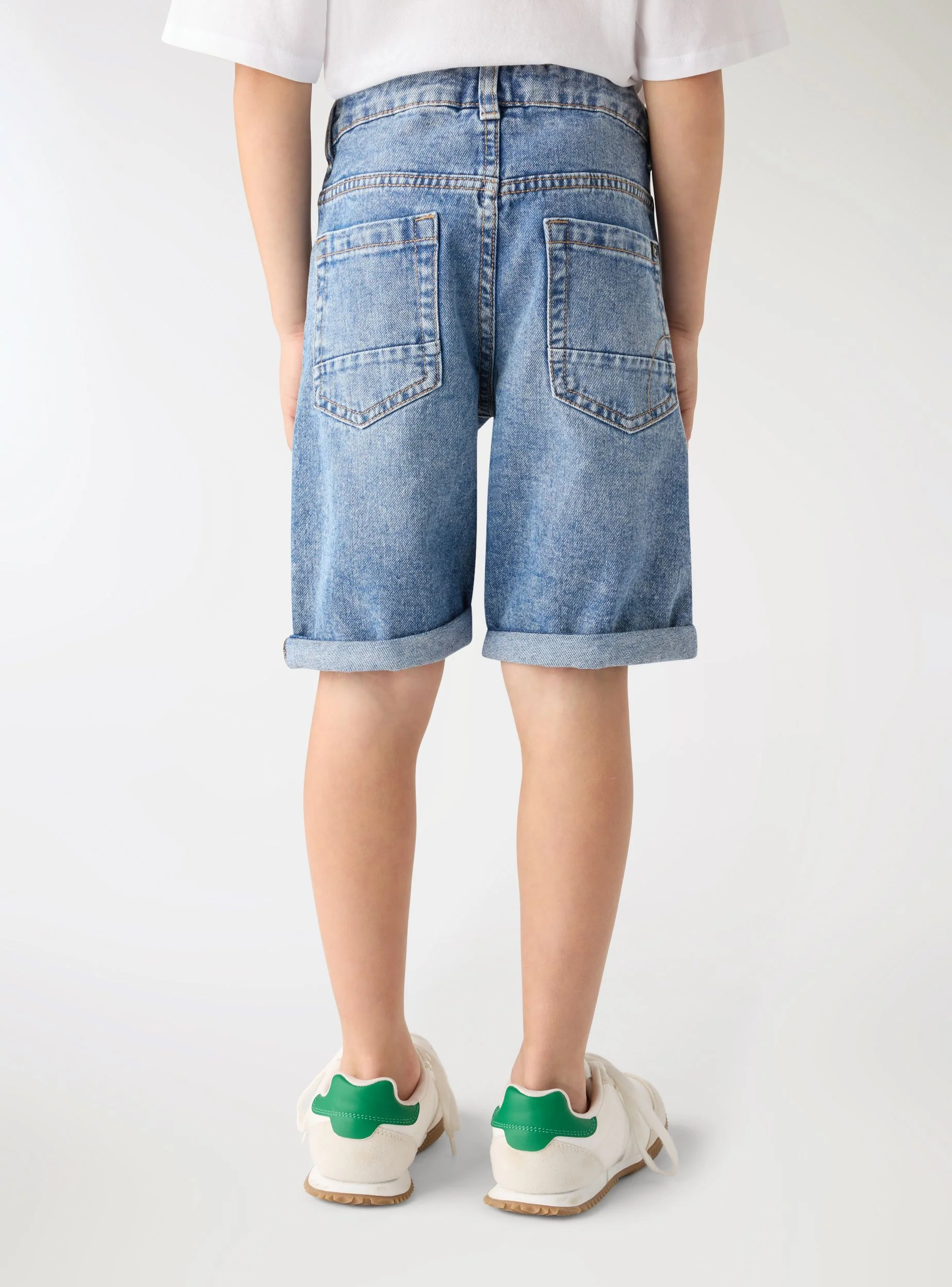 Pantaloncini in denim con strappi - Image 3