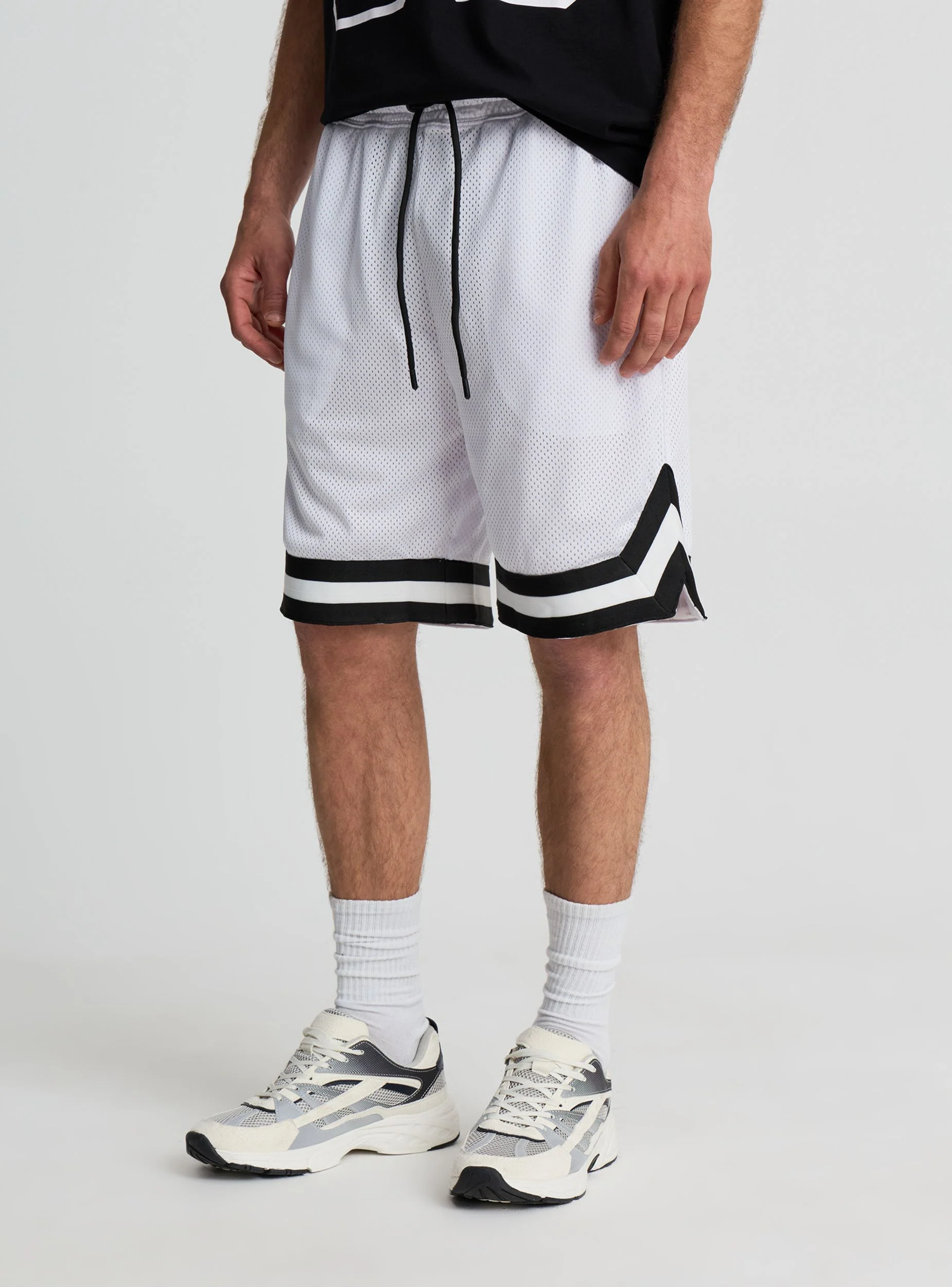 Pantaloncini in rete stile basket con bande a contrasto - Image 4
