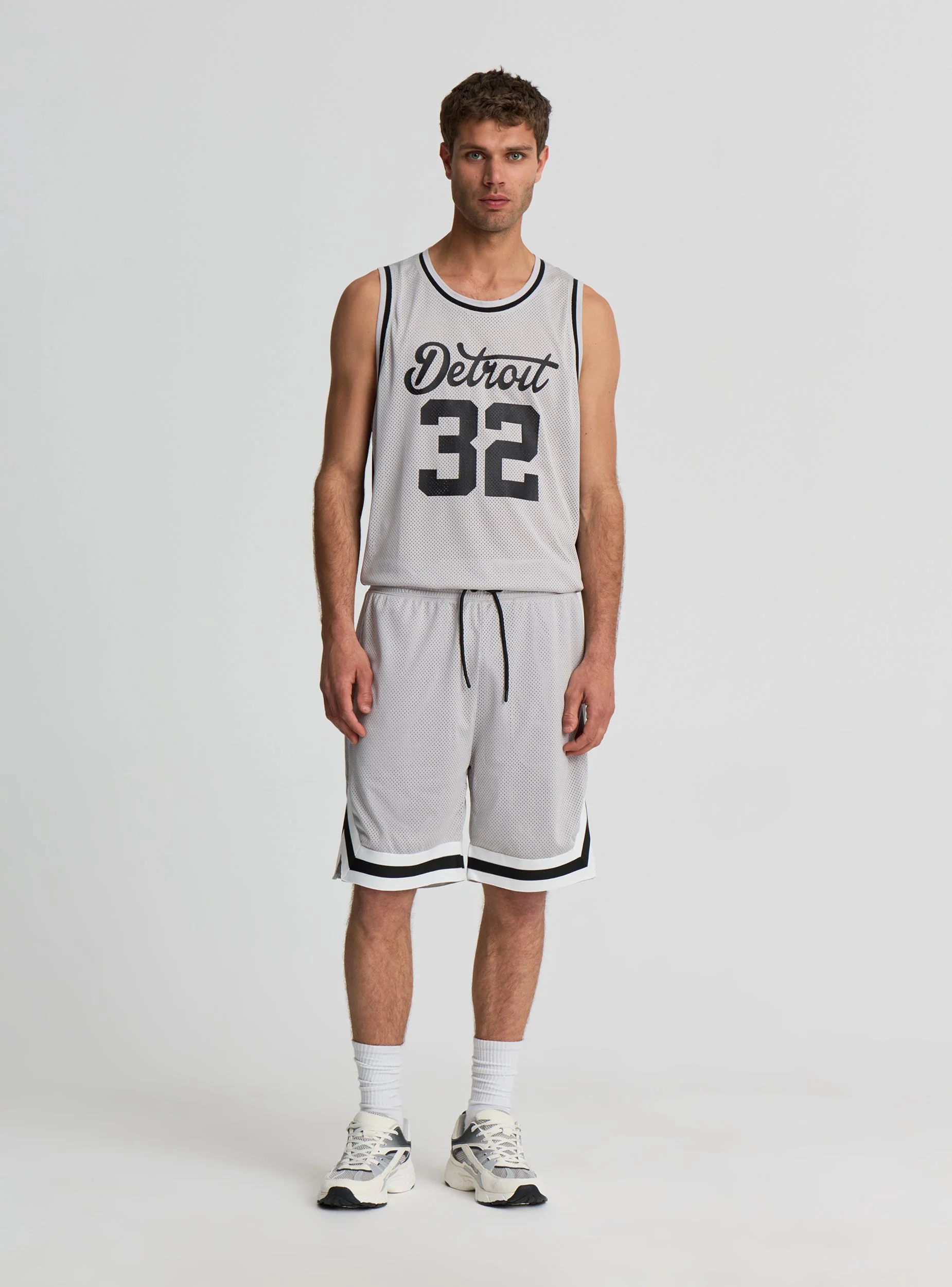 Pantaloncini in rete stile basket con bande a contrasto