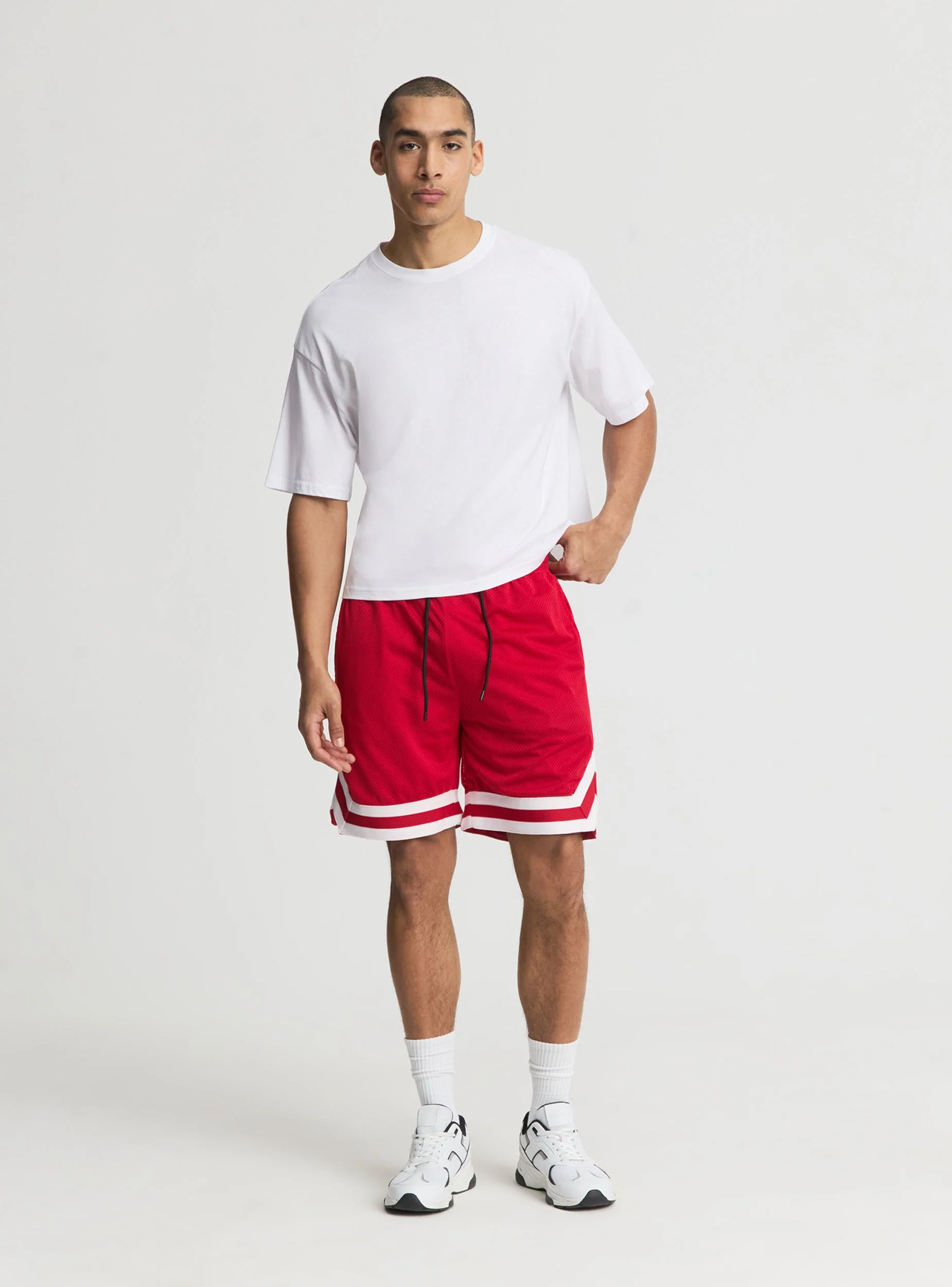 Pantaloncini in rete stile basket con bande a contrasto