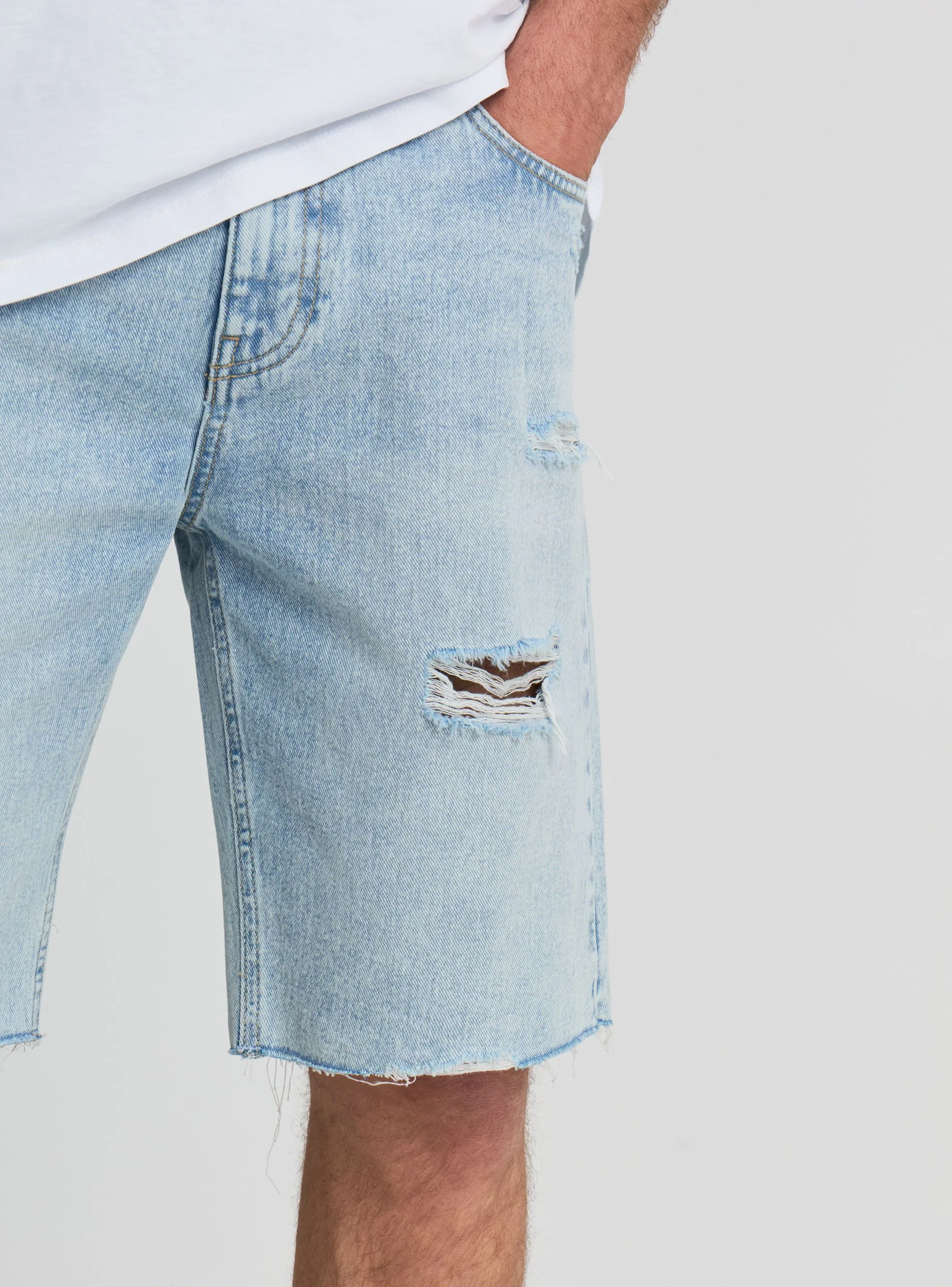 Pantaloncini jeans con strappi e orlo sfrangiato - Image 3