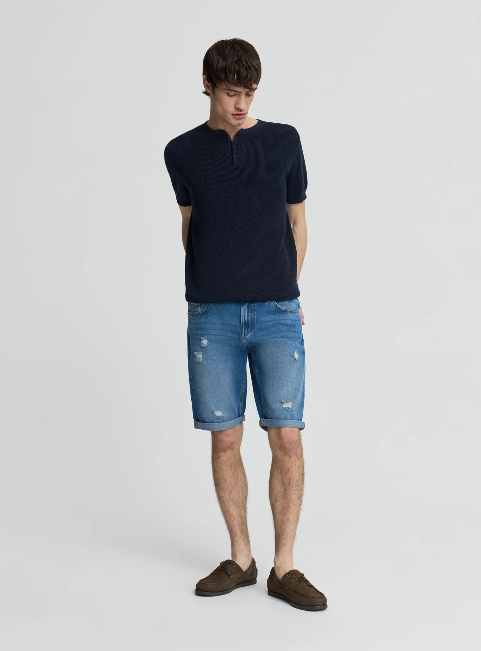 Pantaloncini jeans con strappi e risvolto