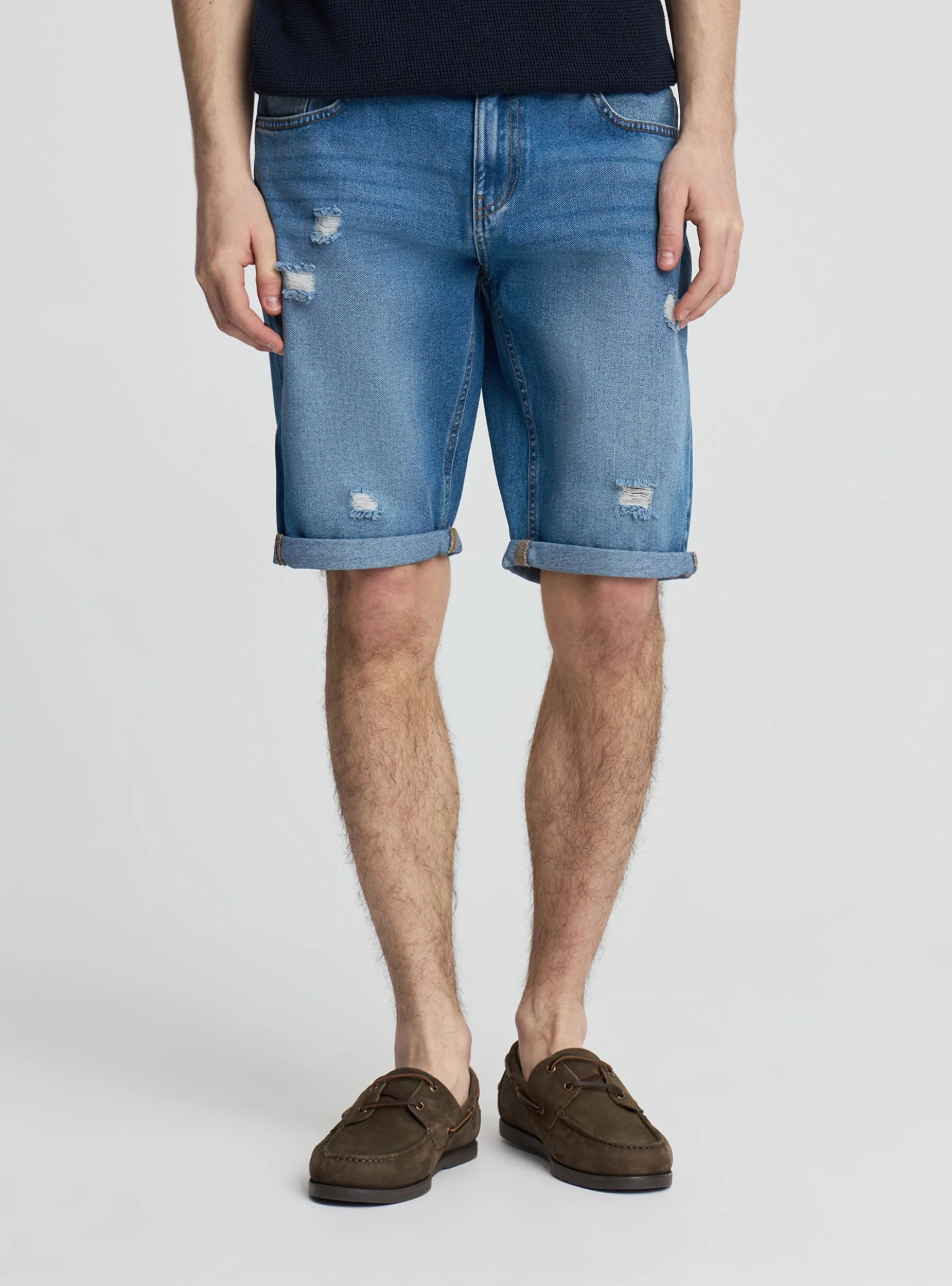 Pantaloncini jeans con strappi e risvolto - Image 2