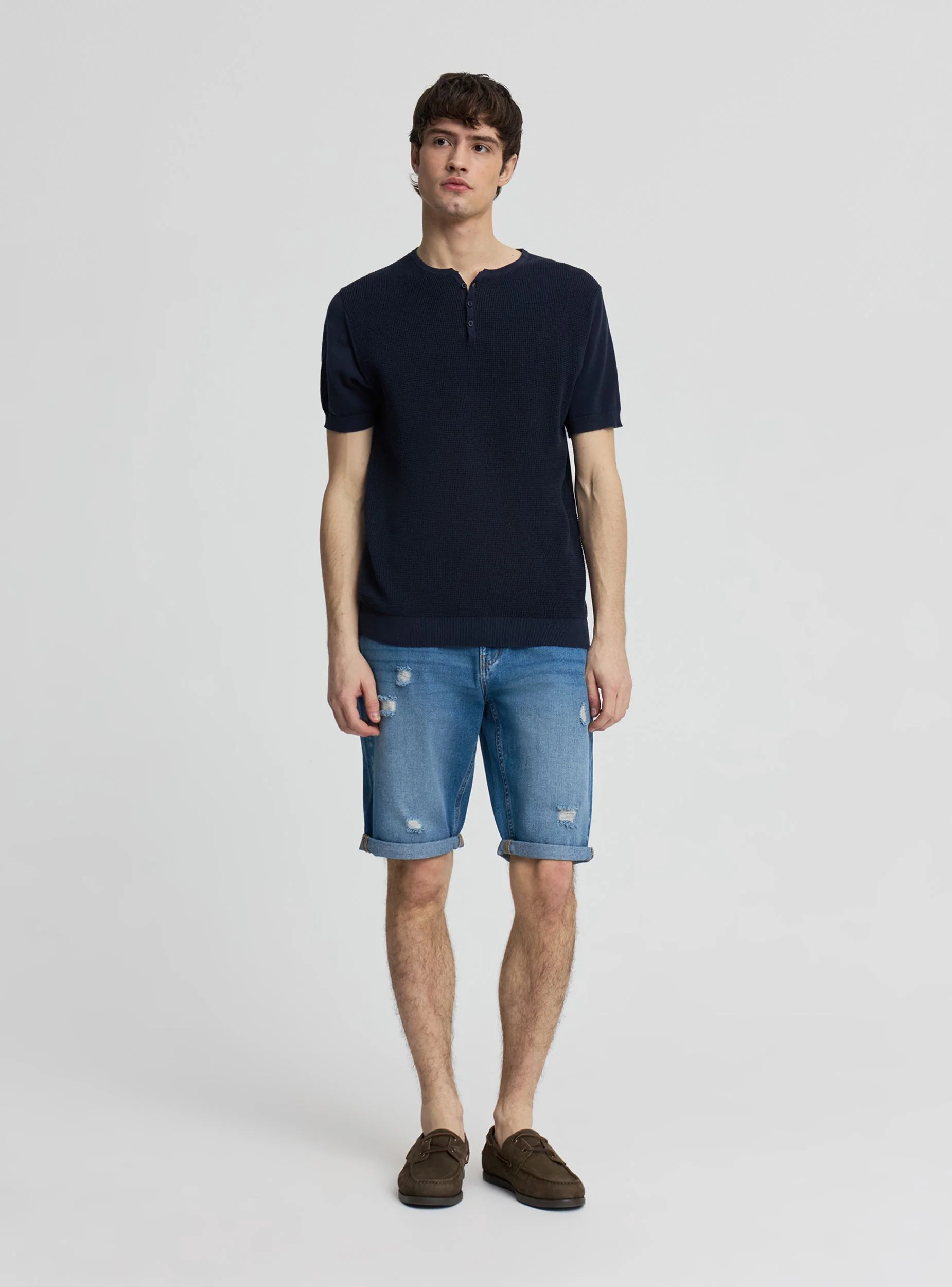 Pantaloncini jeans con strappi e risvolto - Image 4