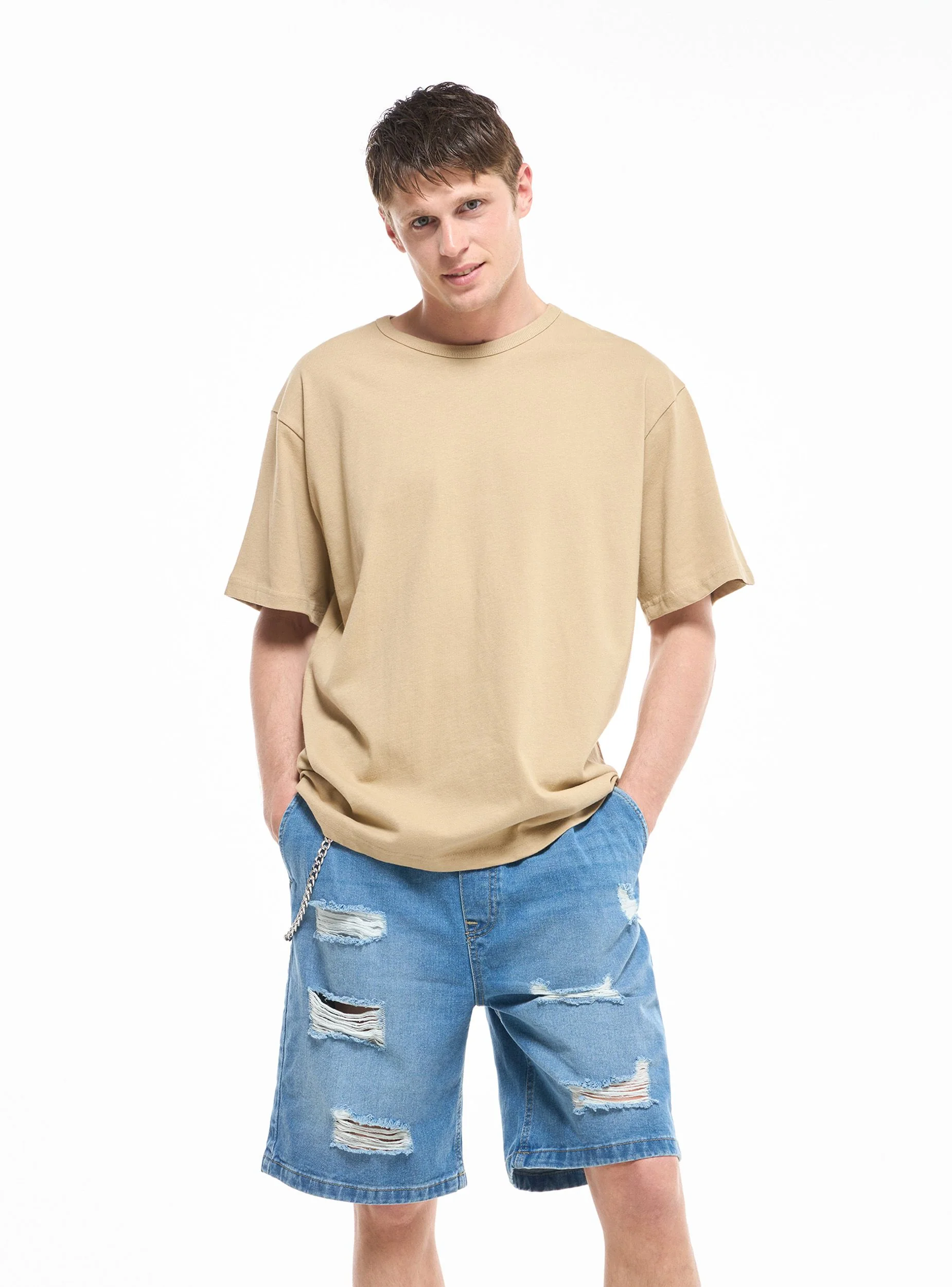 Pantaloncini jeans loose con strappi e catena - Image 2