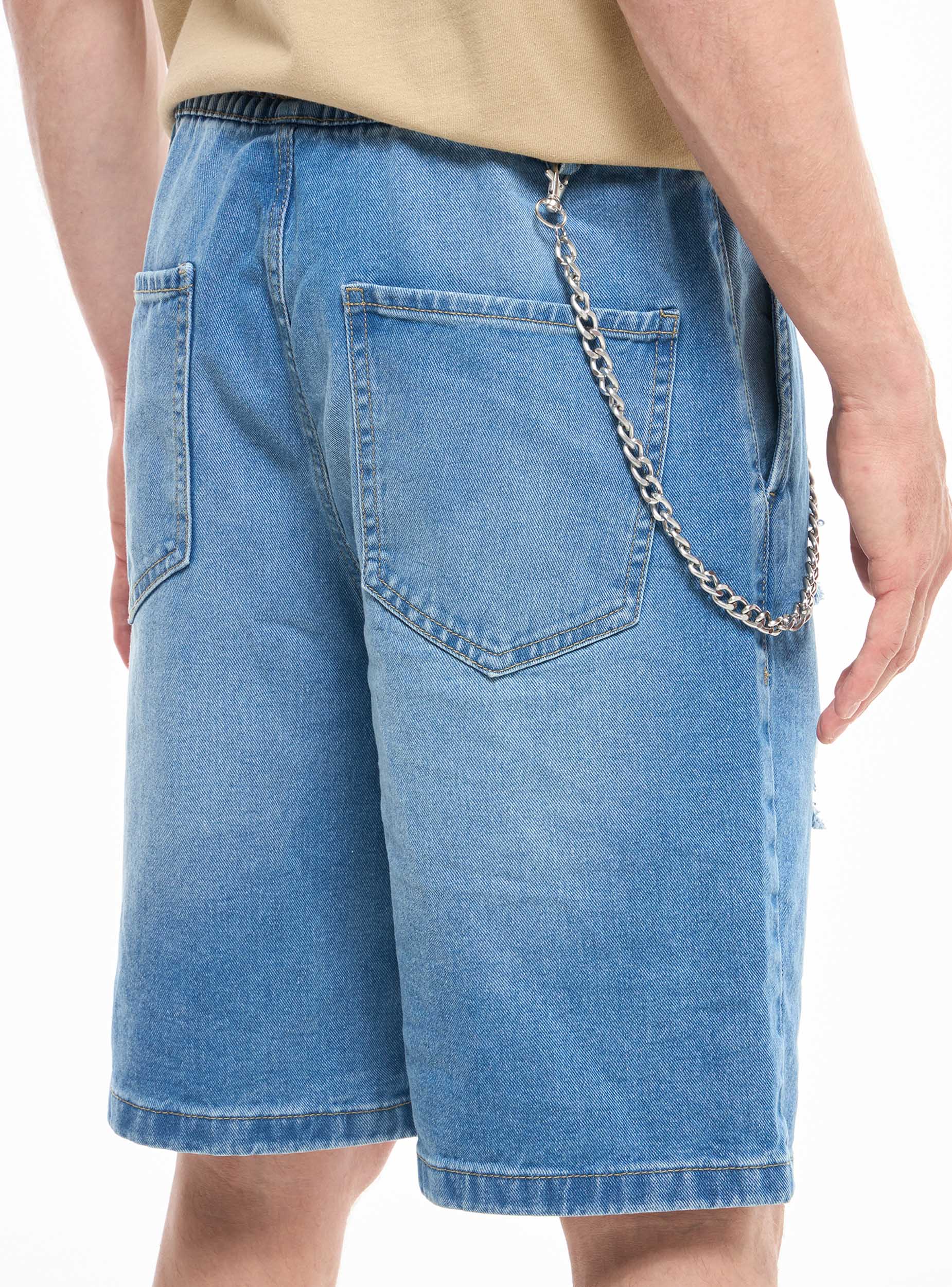 Pantaloncini jeans loose con strappi e catena - Image 3