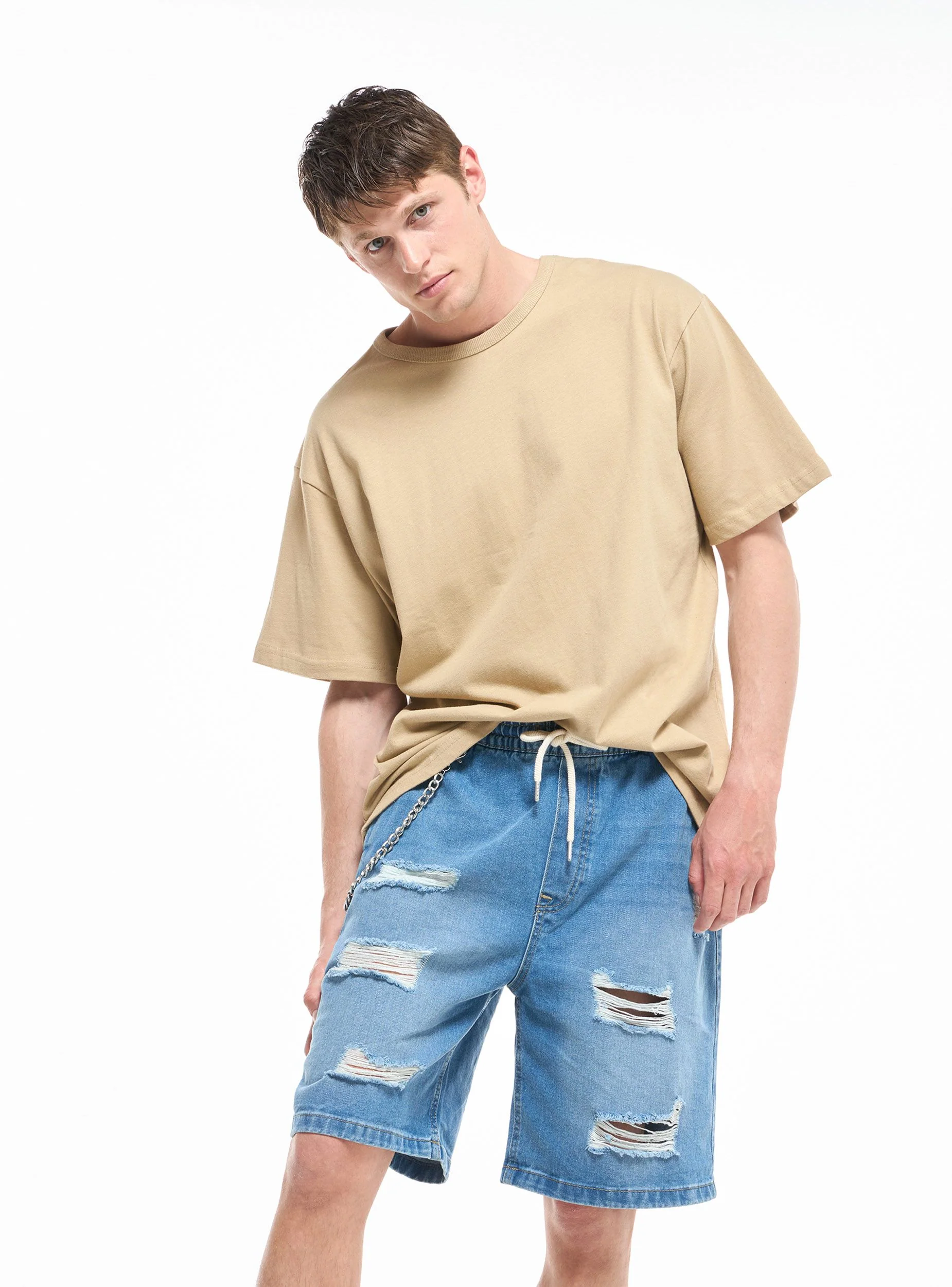 Pantaloncini jeans loose con strappi e catena - Image 5