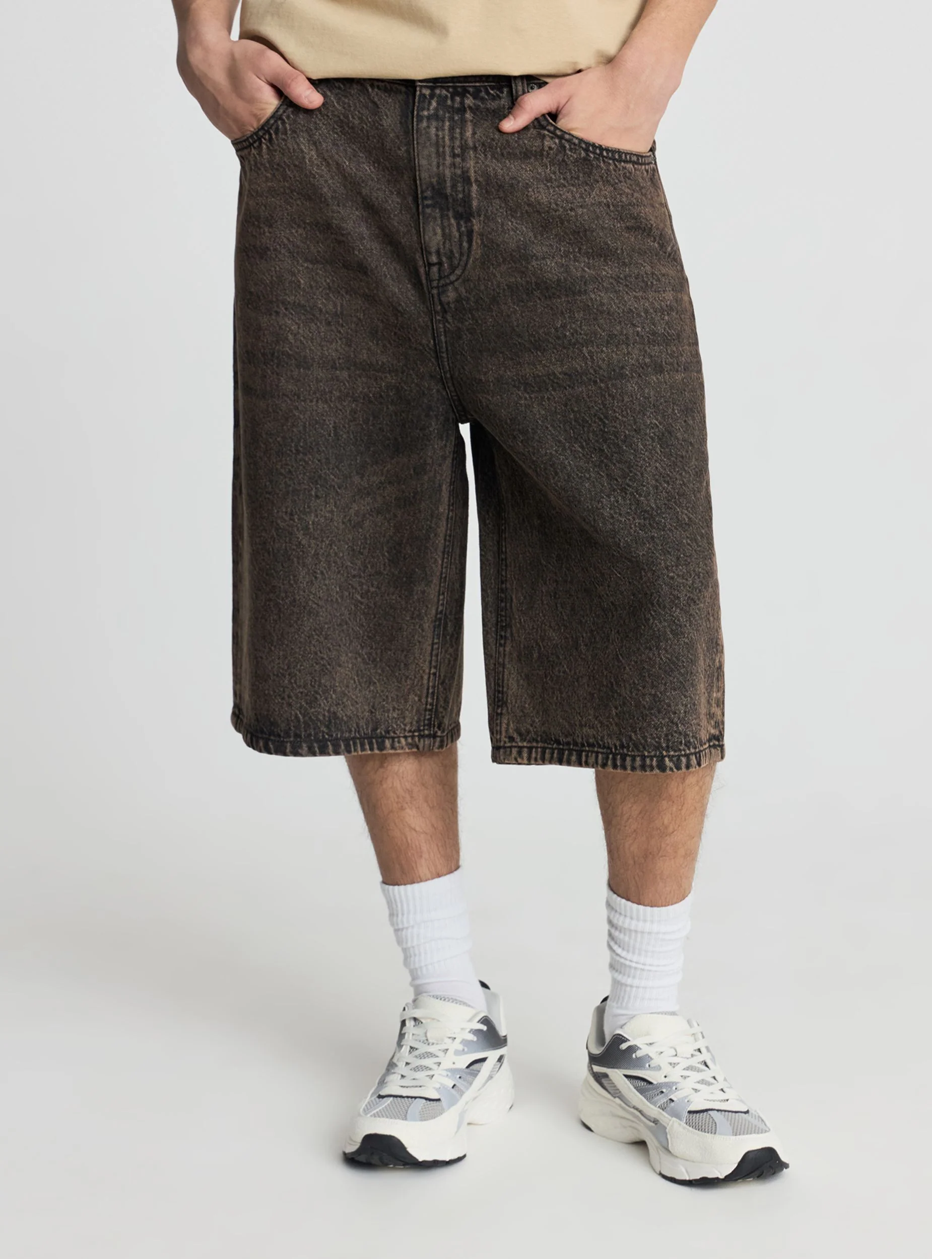 Pantaloncini jeans super baggy a tinta unita - Image 4