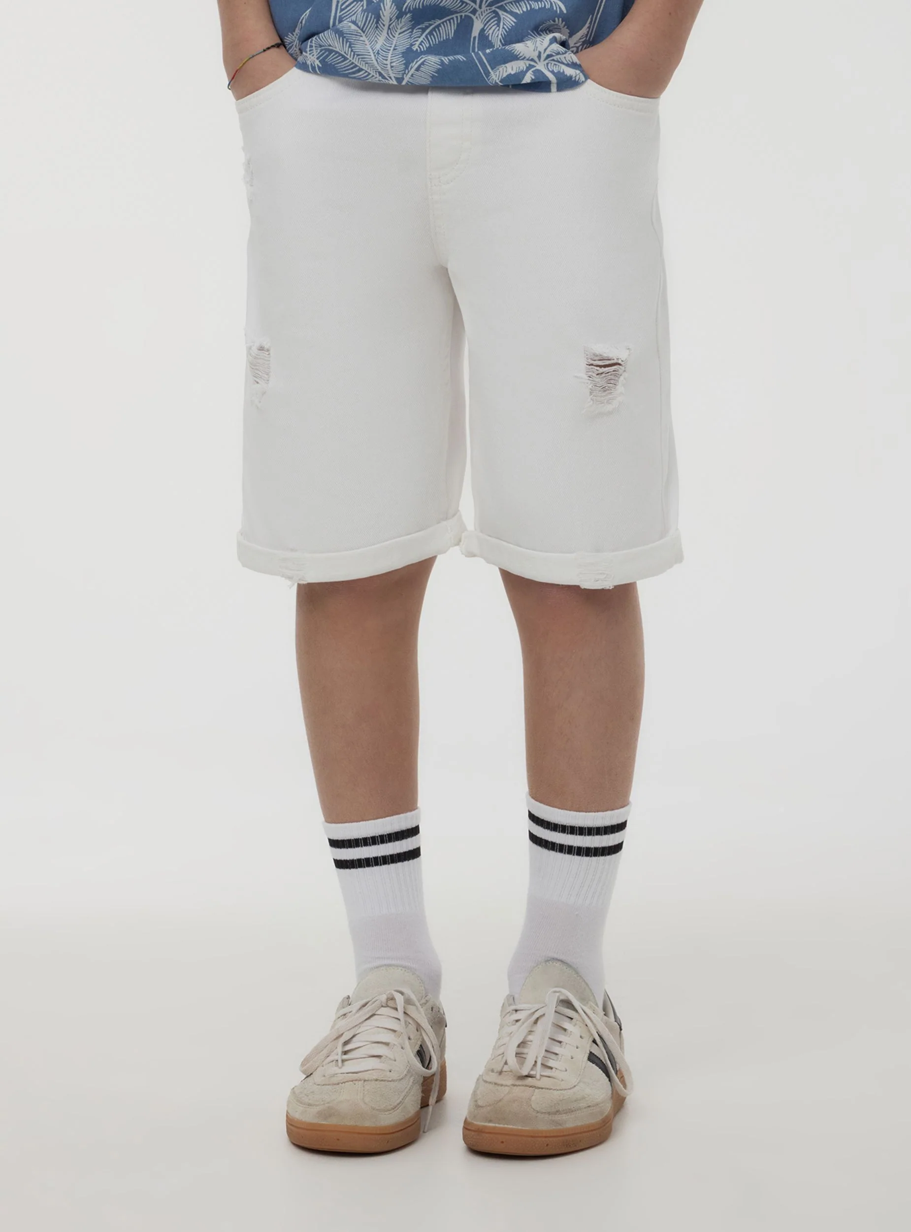 Pantaloncini jogger con strappi e coulisse - Image 2