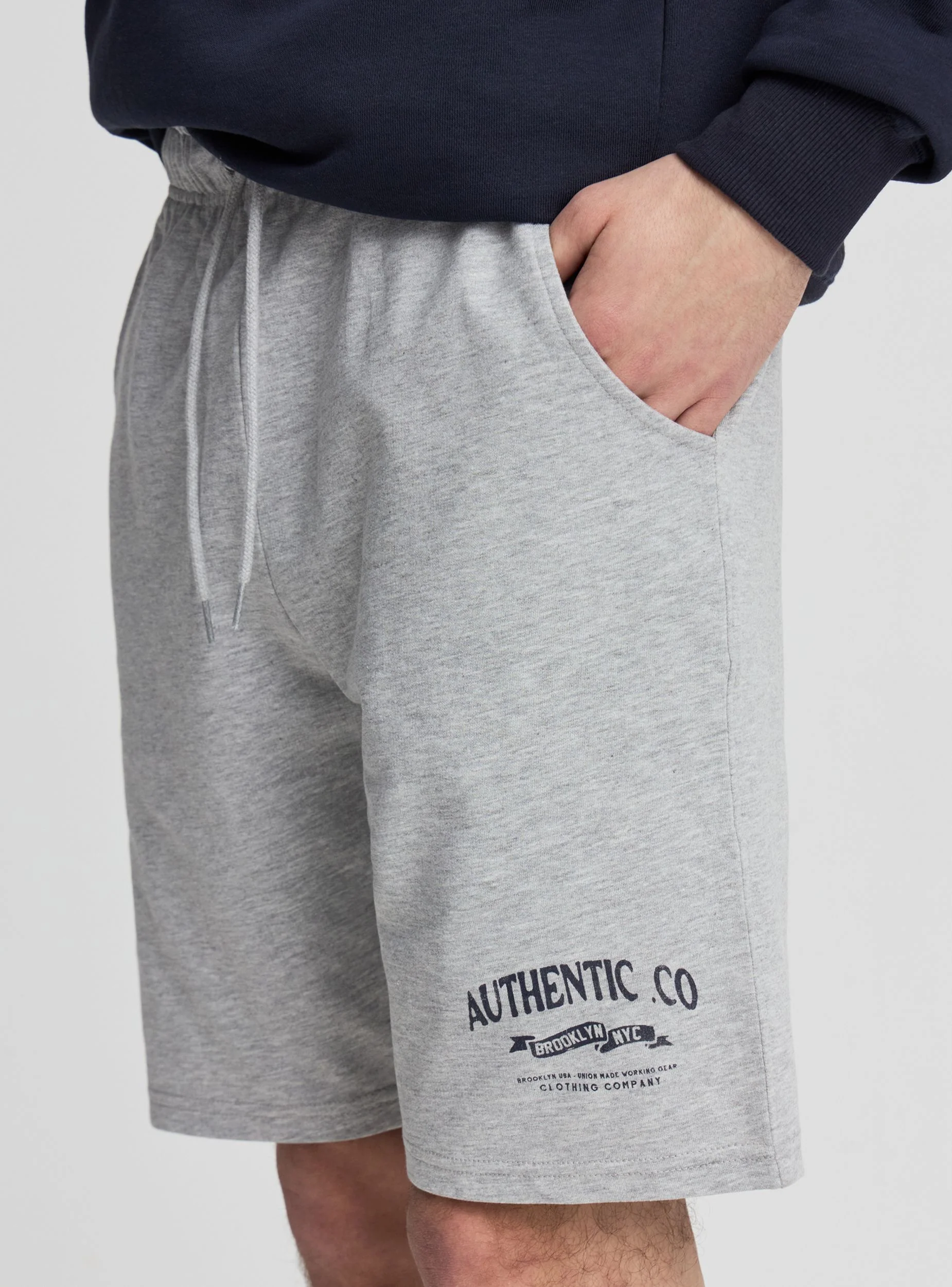 Pantaloncini tuta con coulisse e stampa - Image 4