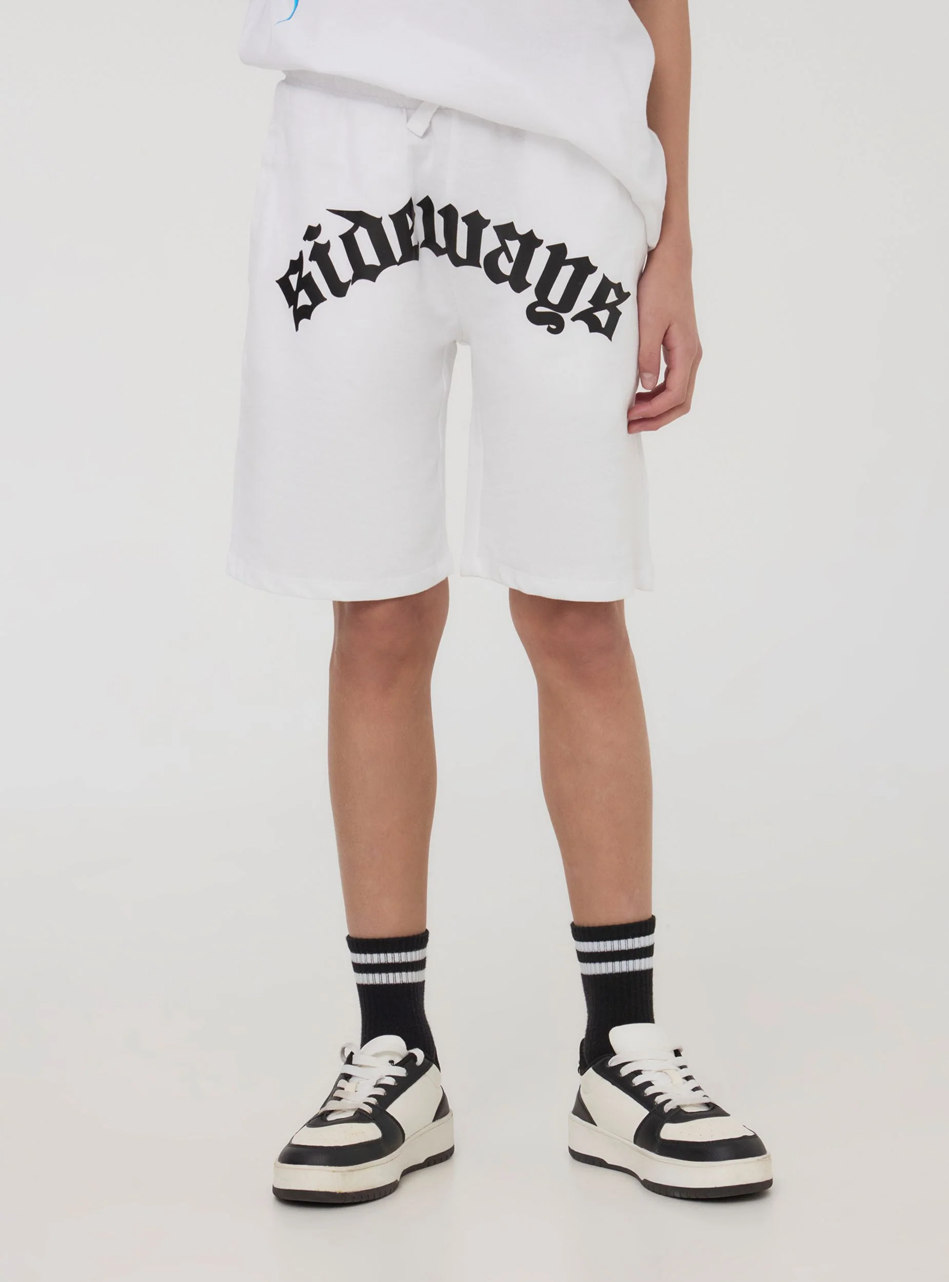 Pantaloncini tuta con scritta in stile gotico - Image 3