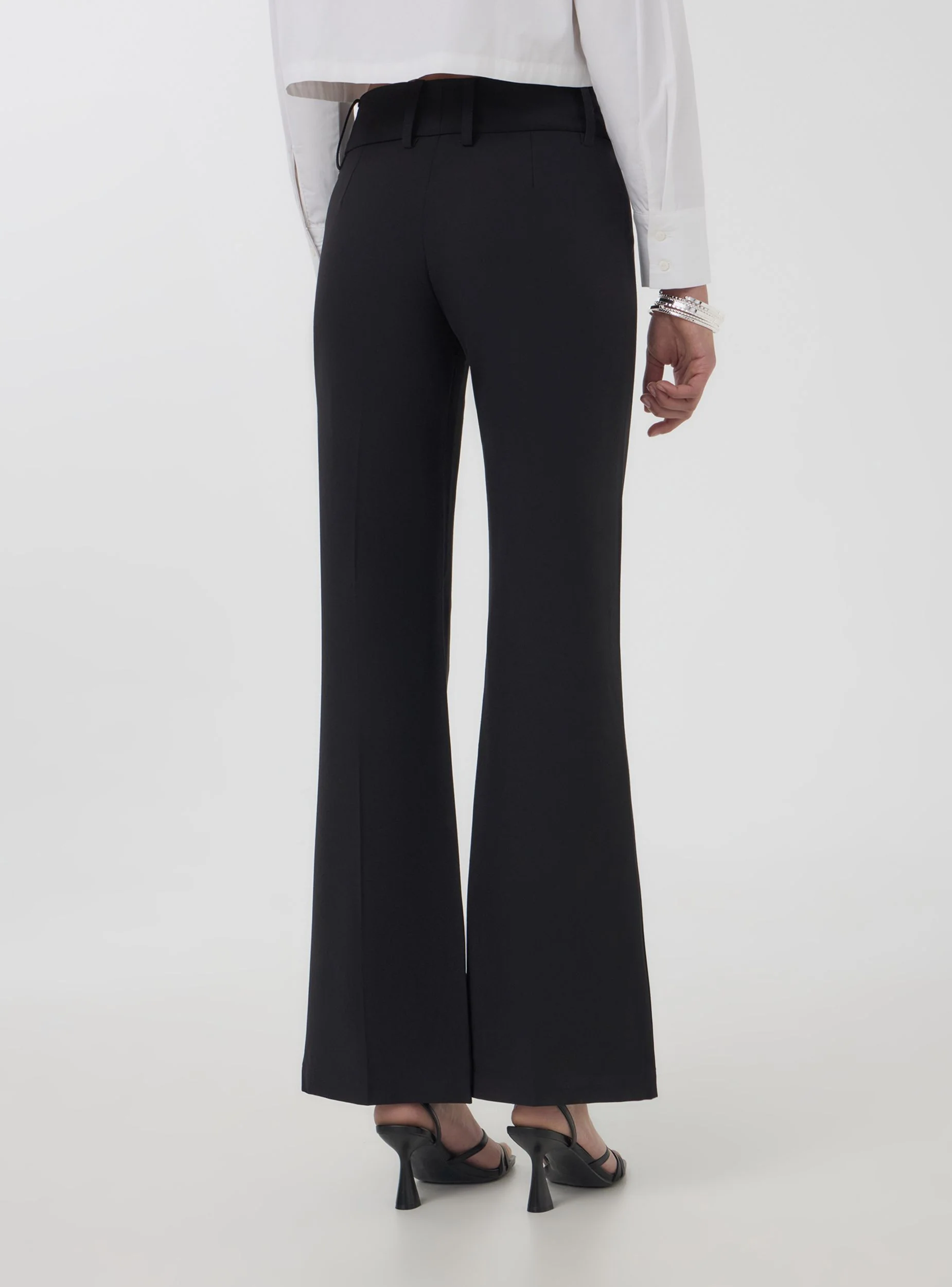 Pantaloni a zampa con fascia vita alta