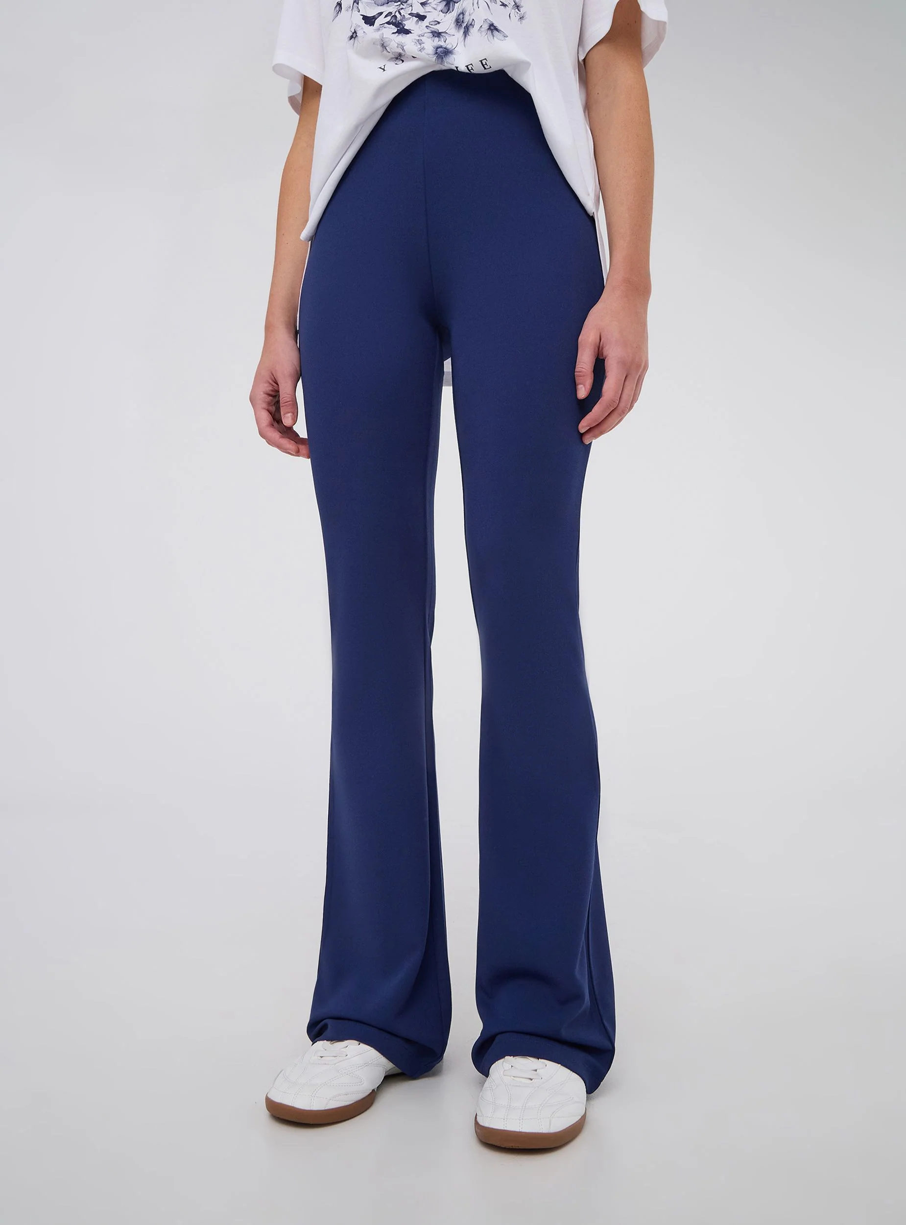 Pantaloni a zampa elasticizzati a tinta unita - Image 3