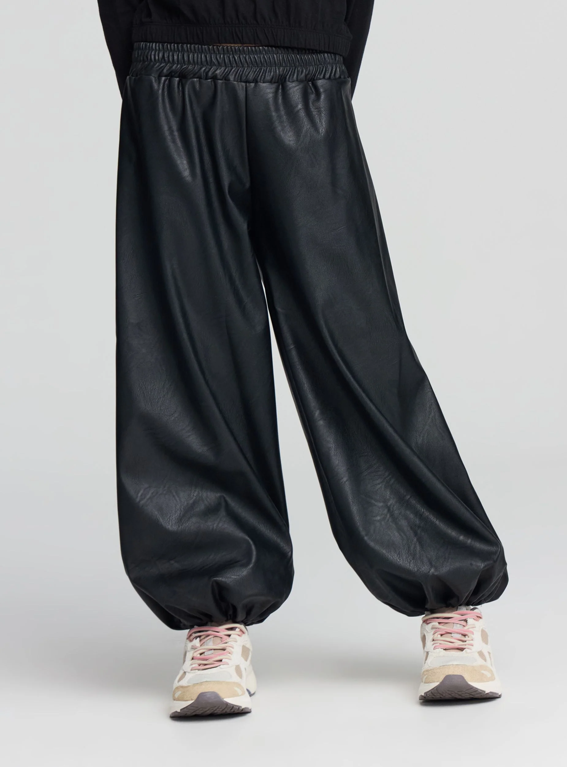 Pantaloni baggy in similpelle - Image 2