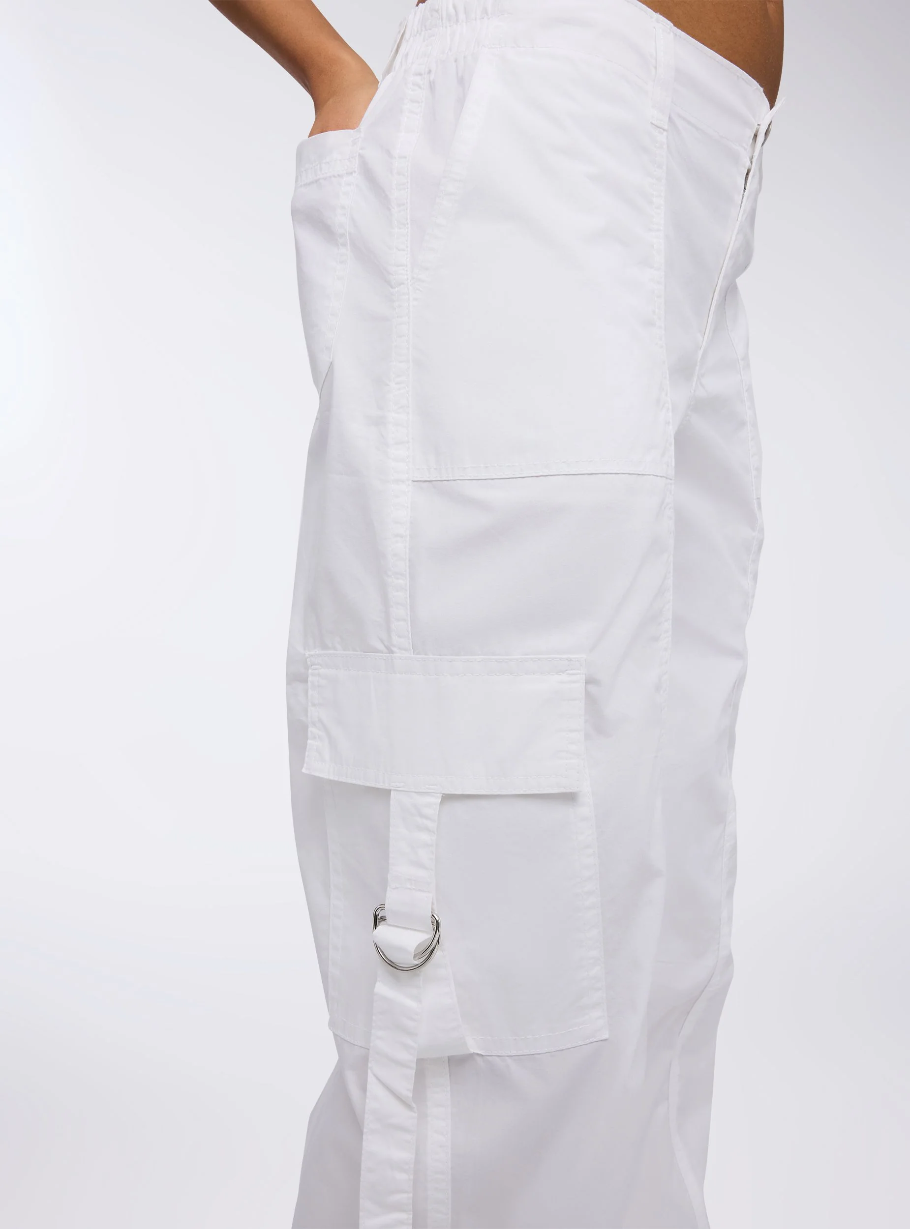 Pantaloni cargo con coulisse sul fondo