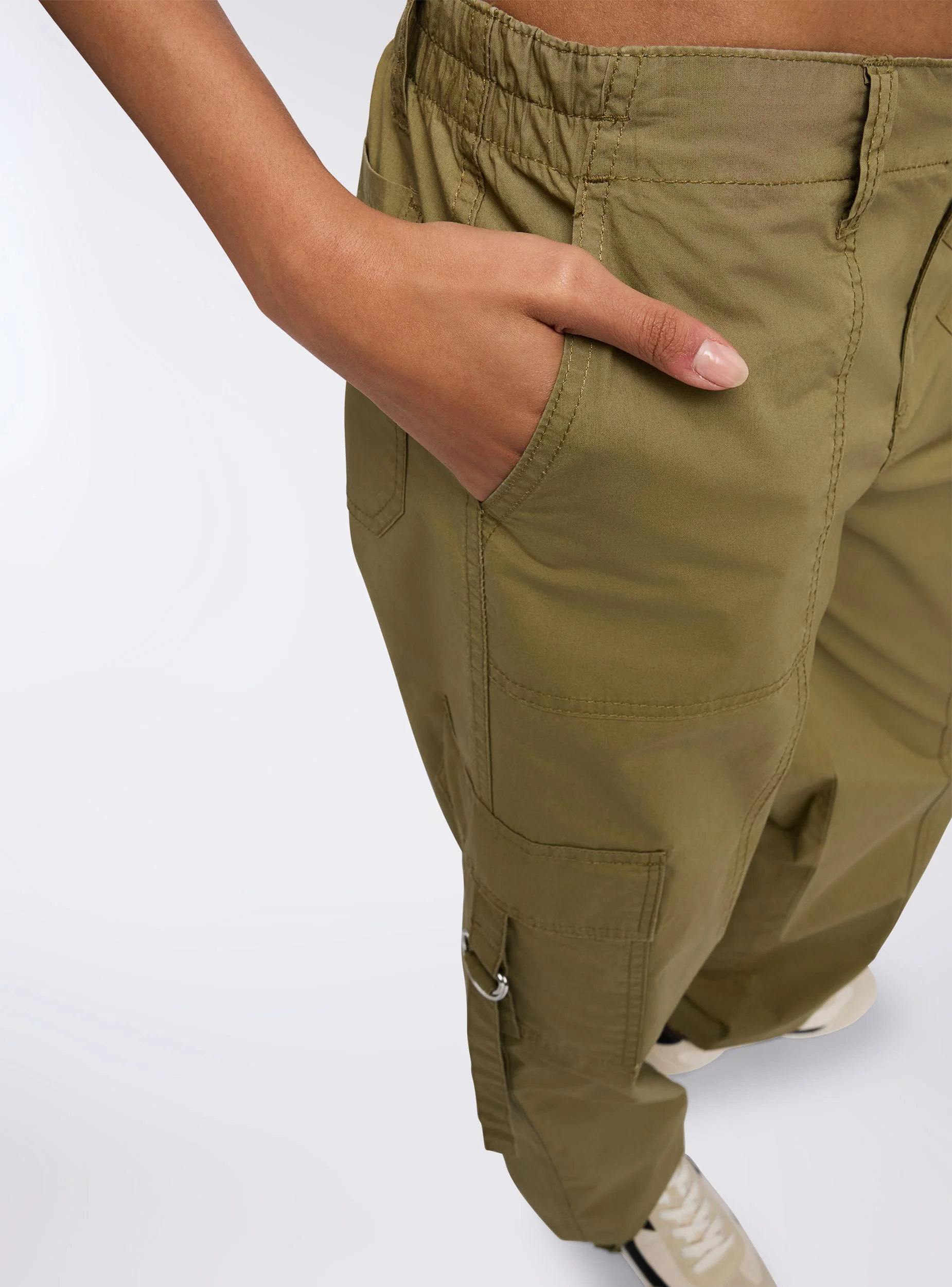 Pantaloni cargo con coulisse sul fondo