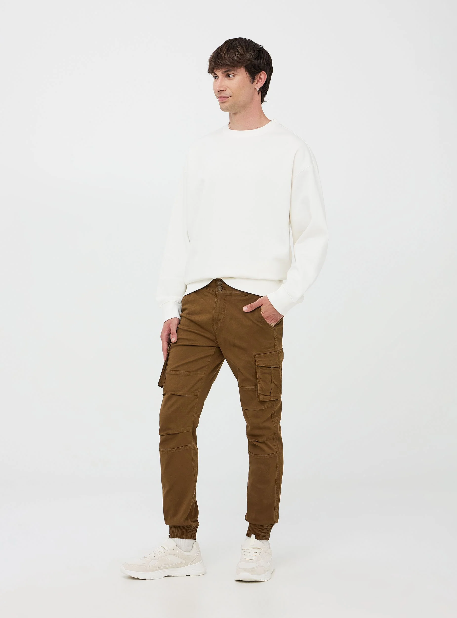 Pantaloni cargo con polsini
