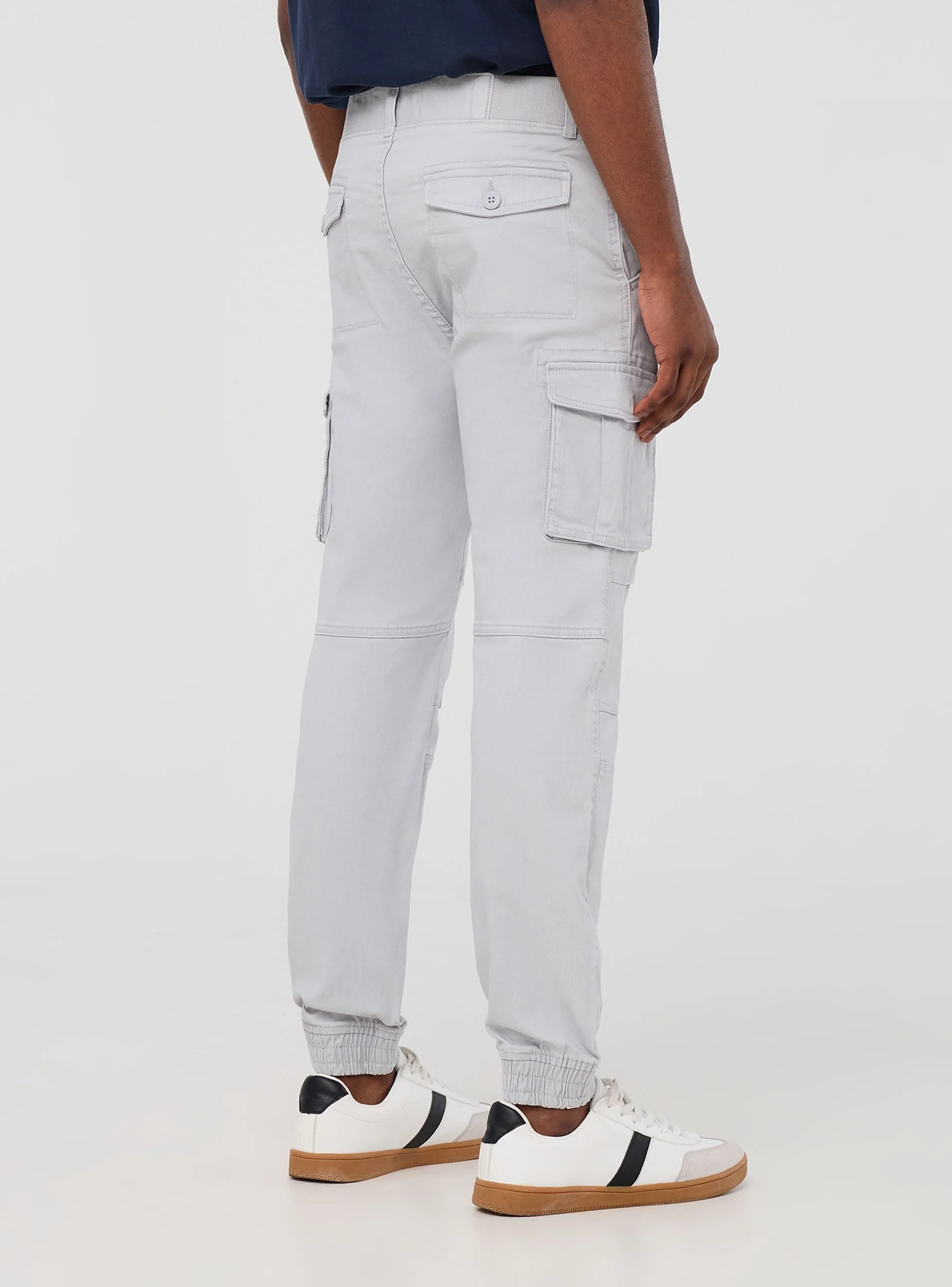 Pantaloni cargo con polsini