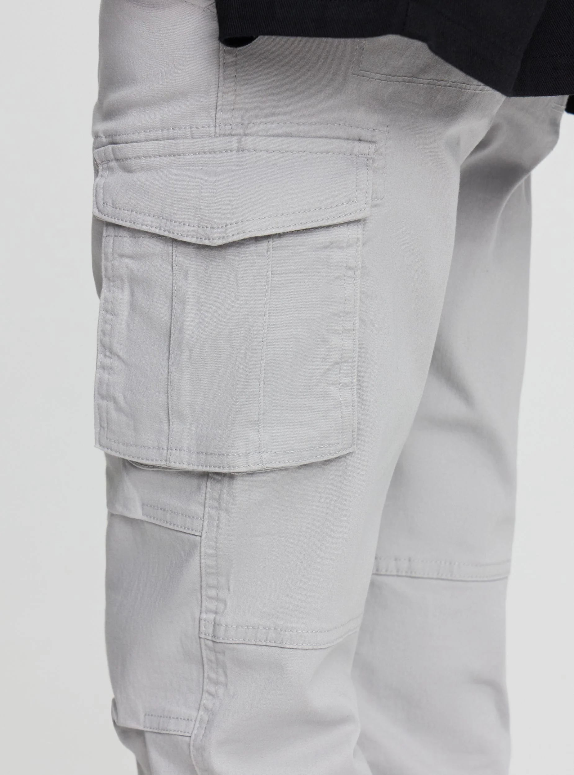 Pantaloni cargo con polsini - Image 4