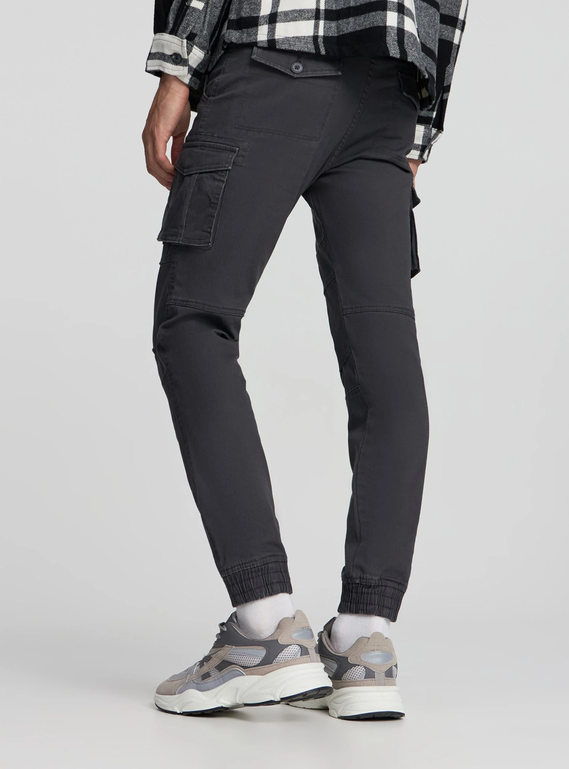 Pantaloni cargo tinta unita con polsini - Image 3
