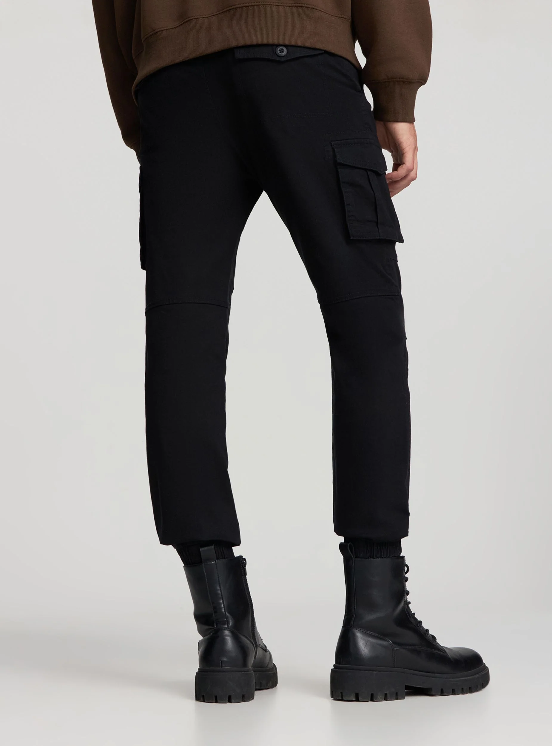Pantaloni cargo tinta unita con polsini - Image 2