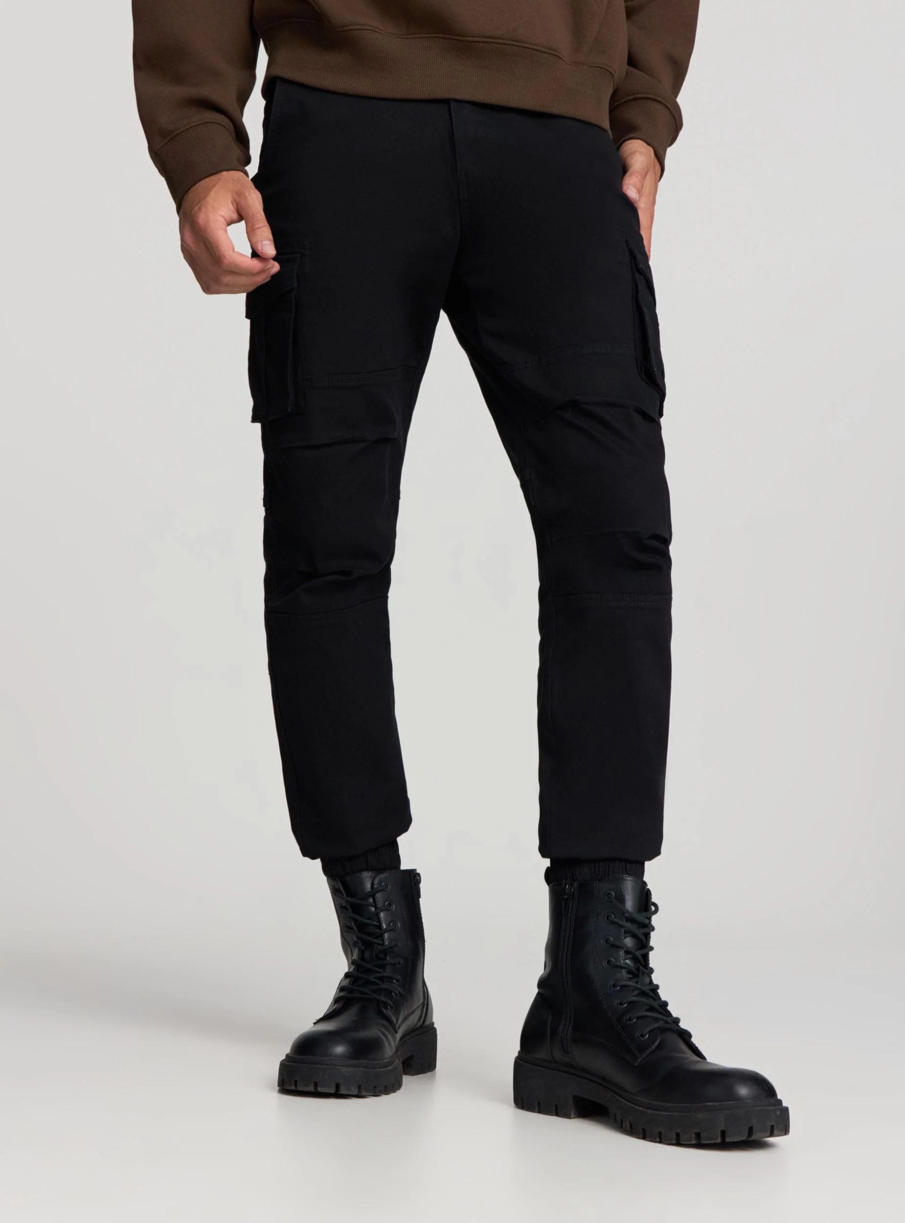 Pantaloni cargo tinta unita con polsini - Image 3