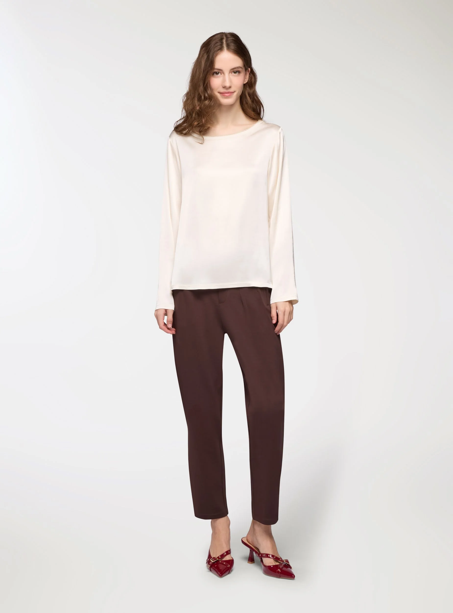 Pantaloni chino tinta unita con vita elasticizzata - Image 4