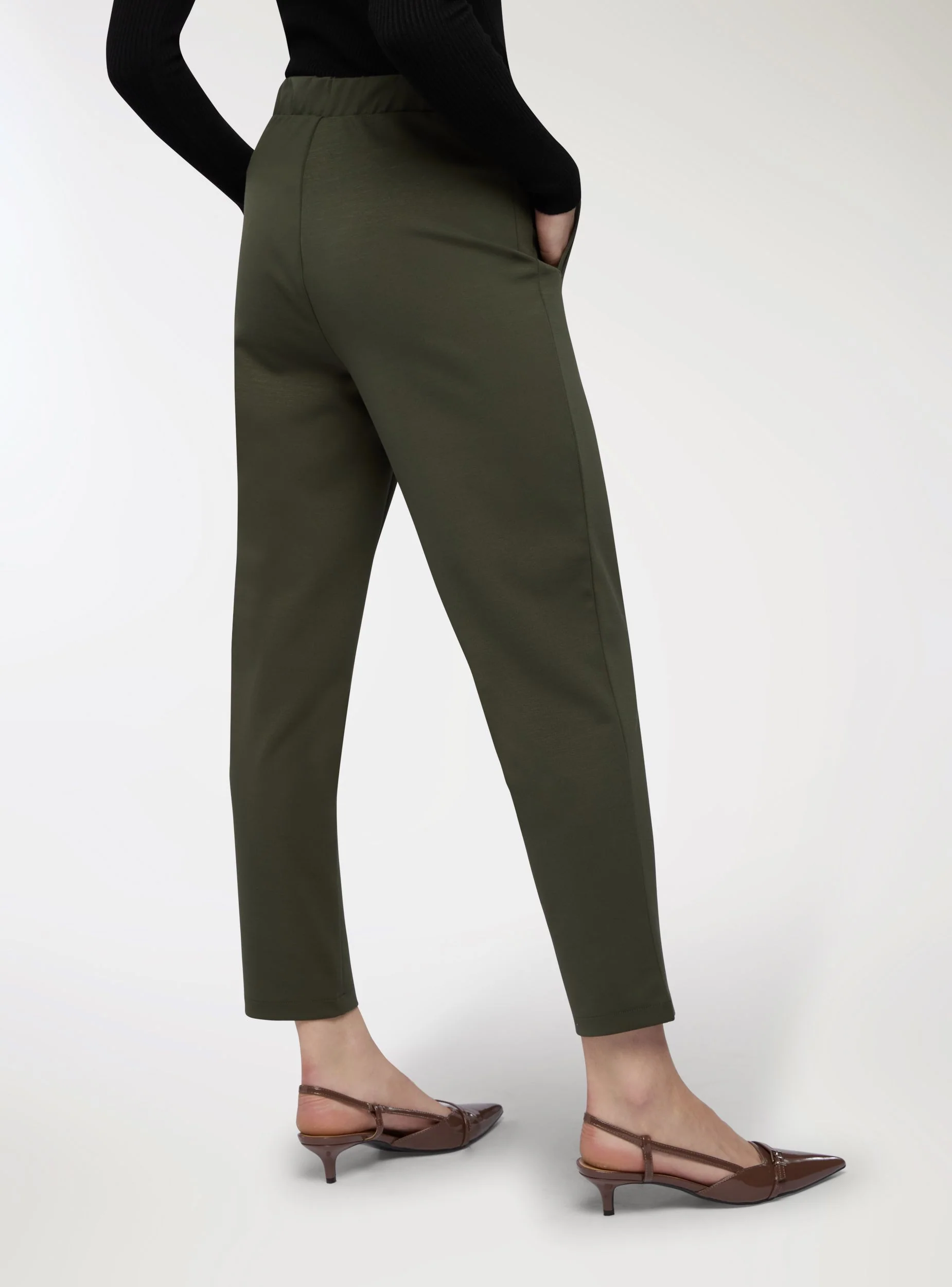 Pantaloni chino tinta unita con vita elasticizzata - Image 2