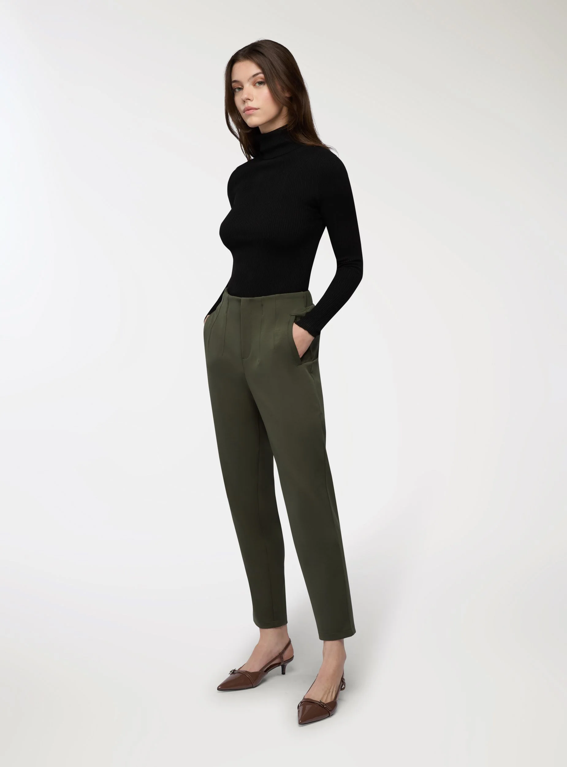 Pantaloni chino tinta unita con vita elasticizzata - Image 3